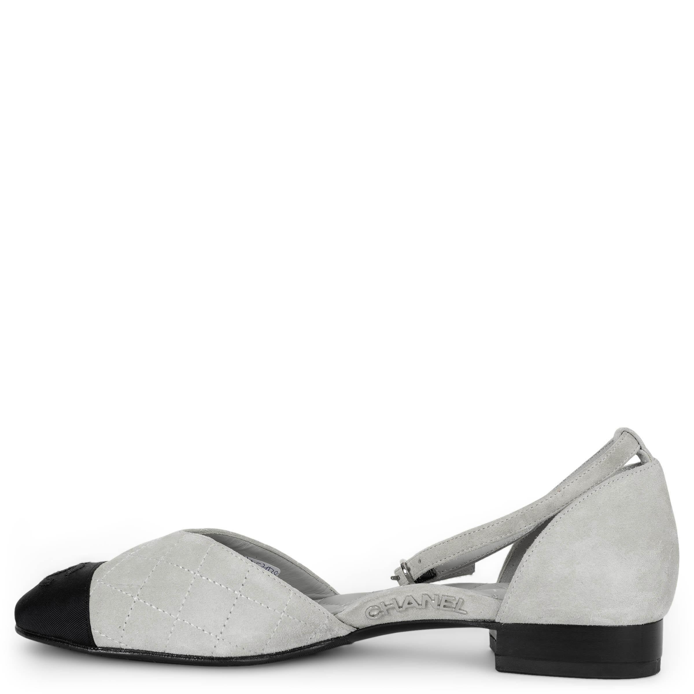 This 100% authentic Chanel Mary-Jane flats in light grey quilted suede blend classic elegance with modern charm. Featuring a delicate ankle strap with a metal buckle, black grosgrain toe caps adorned with the CC logo, and a subtle metal signature on
