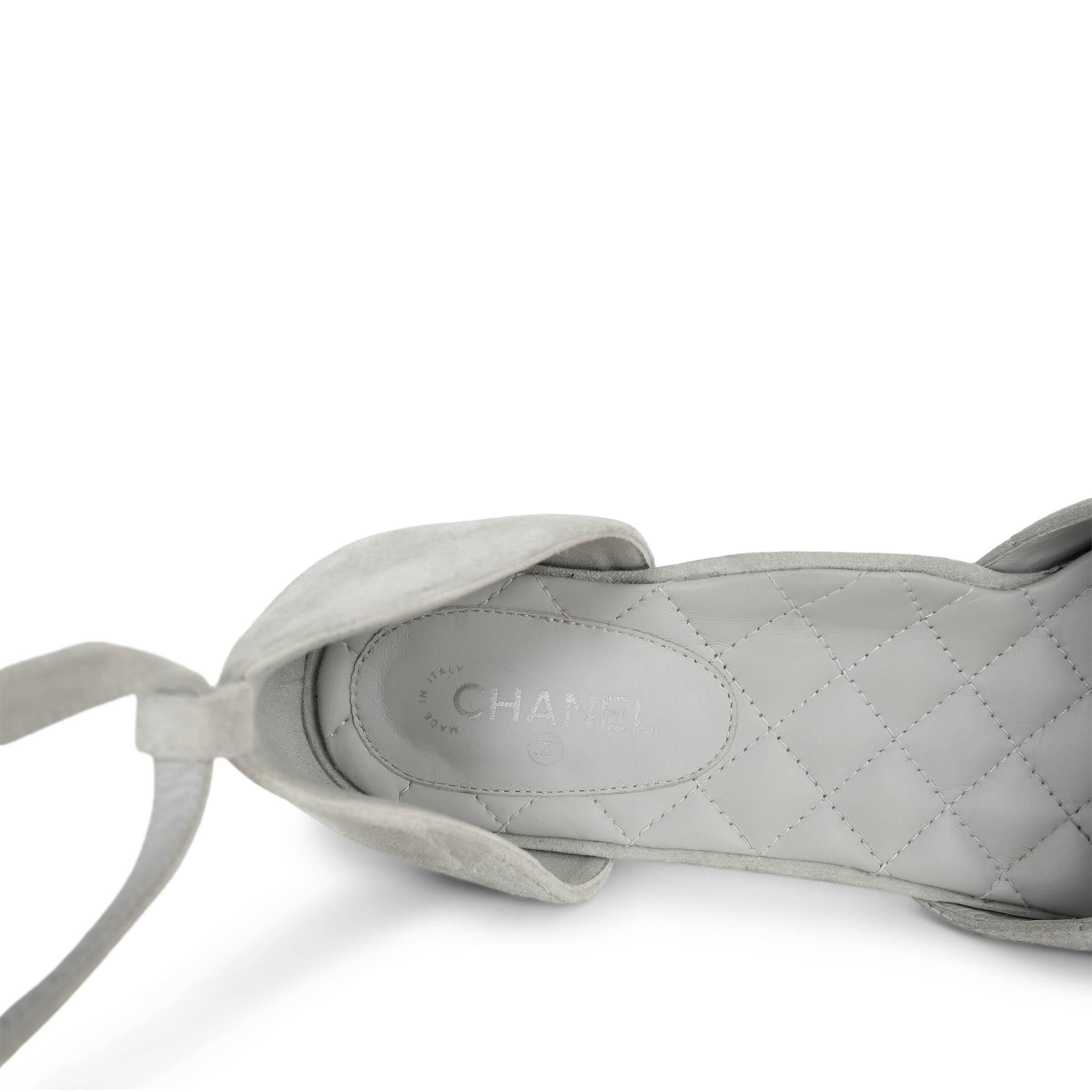 CHANEL light grey & black suede & grosgrain 20S MARY JANE Flats Shoes 39 For Sale 4