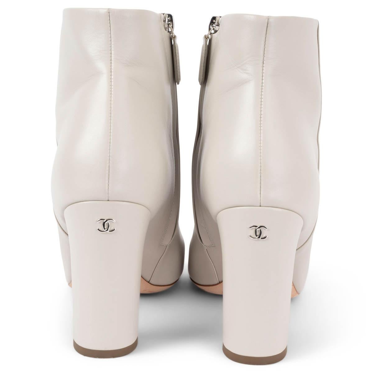 Women's CHANEL light grey leather 16C SEOUL CHAIN TRIM OPEN TOE Boots Shoes 41 fit 40 For Sale