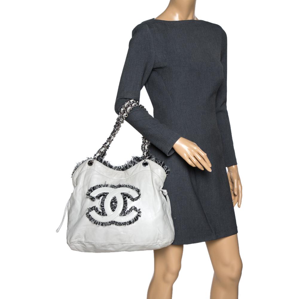 Diese wunderschöne CC-Tasche ist von Chanel! Sie wurde sorgfältig aus gestepptem Leder gefertigt und mit Tweed-Besätzen an der CC-Naht auf der Vorderseite und an der Oberseite der Tasche versehen. Die Tasche ist mit einem großzügigen Innenraum aus