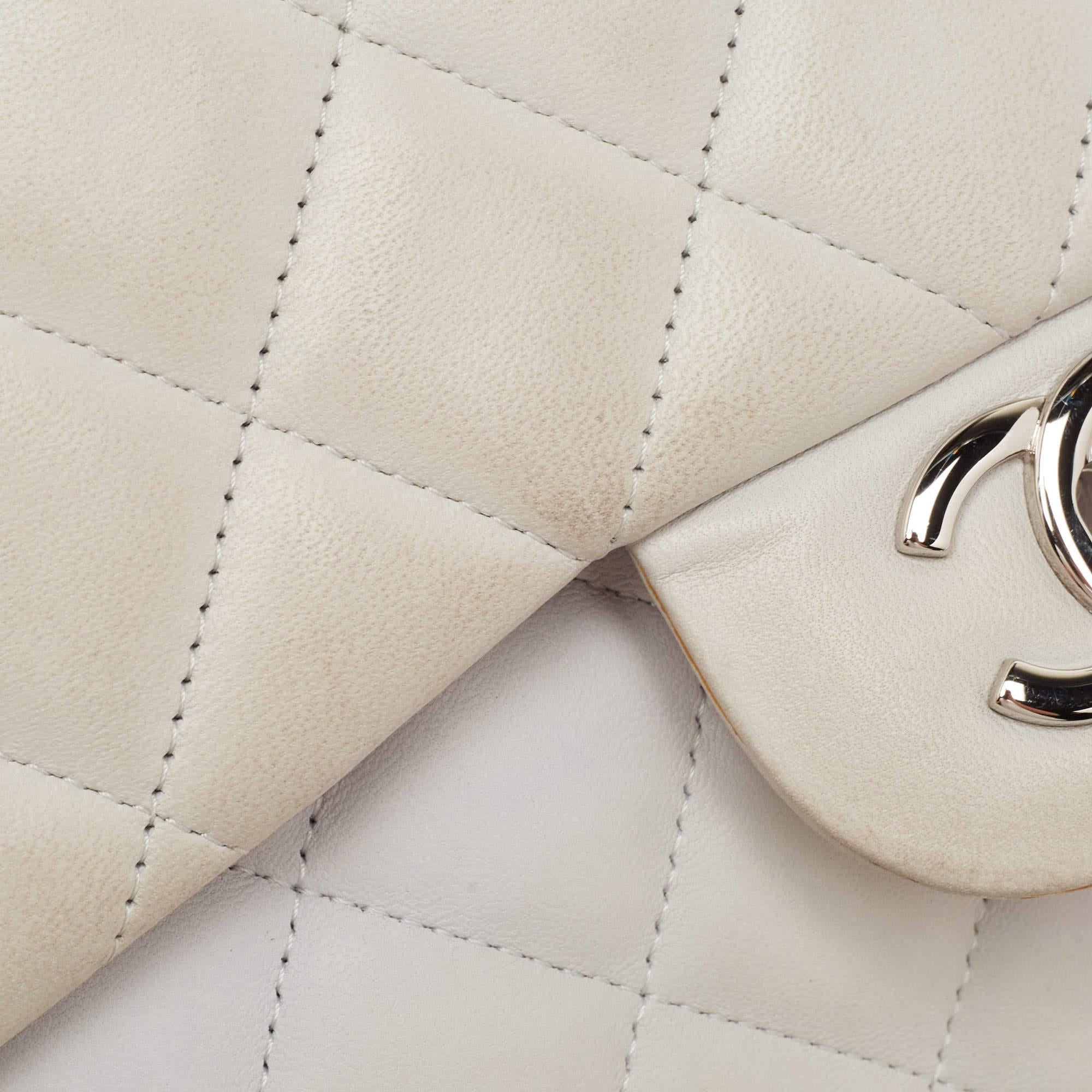 Chanel Gris Claro Acolchado Cuero Jumbo Classic Bolso Doble Solapa en venta 12