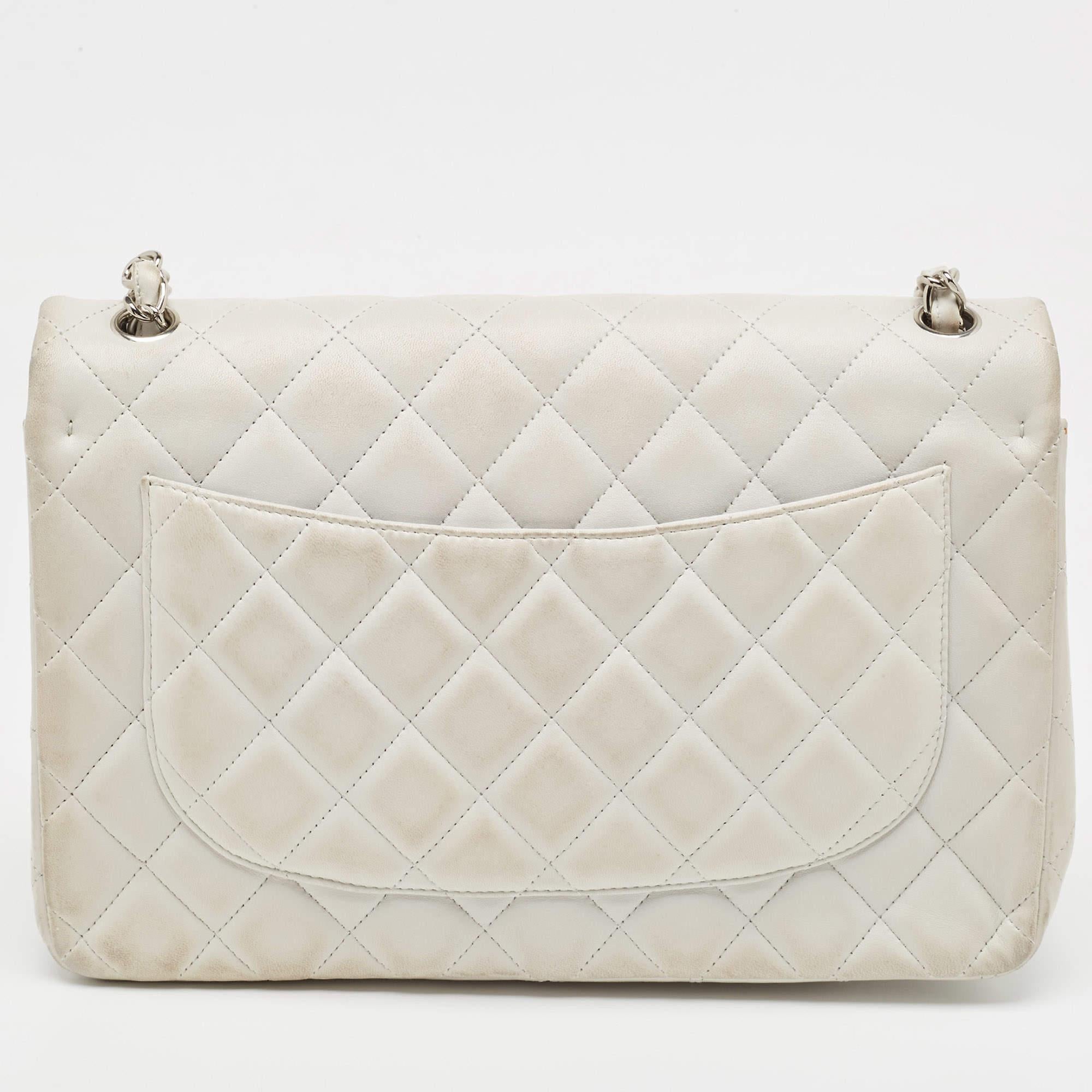 Reimaginados temporada tras temporada, los diseños clásicos de Chanel consiguen conservar su glamour clásico y sus siluetas dignas de mención. De una de las colecciones más célebres, este auténtico bolso Jumbo Classic de una sola solapa está
