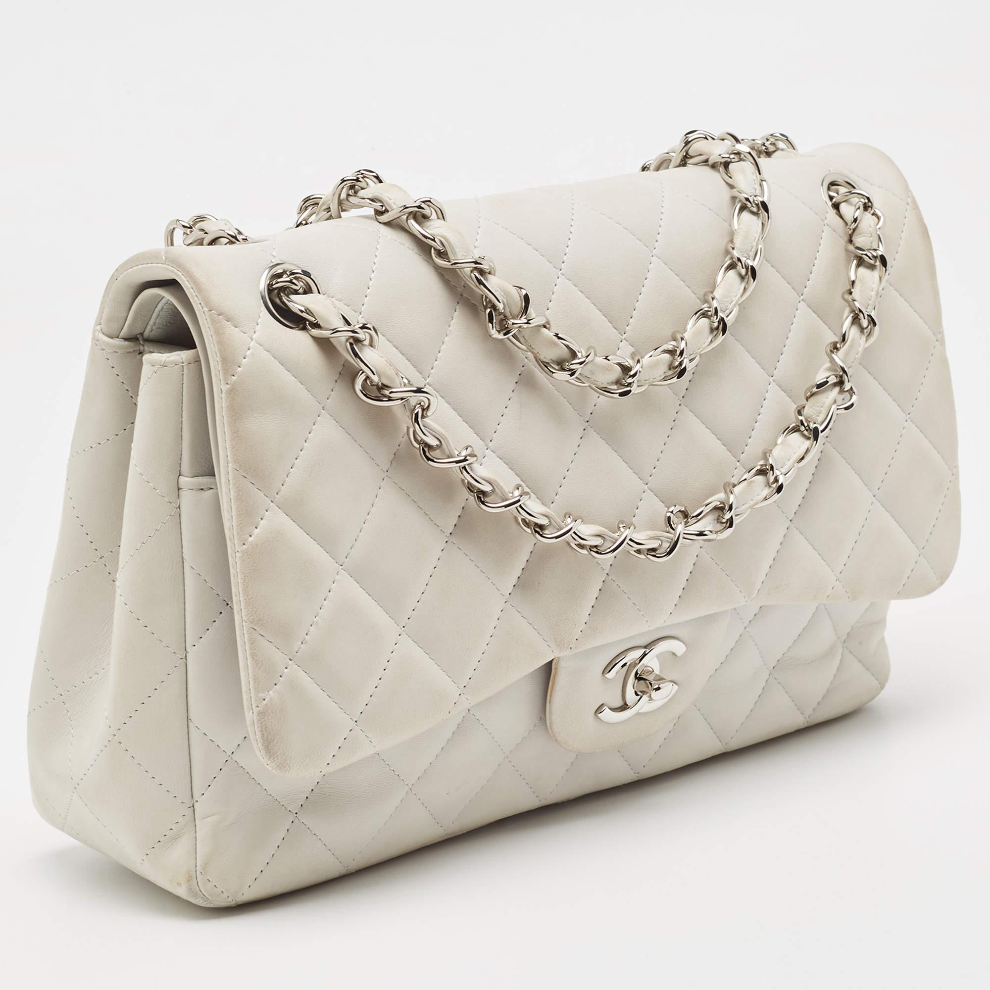 Chanel Gris Claro Acolchado Cuero Jumbo Classic Bolso Doble Solapa en Bastante bueno estado para la venta en Dubai, Al Qouz 2