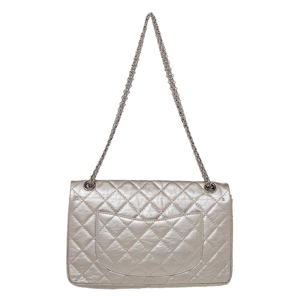 Die Flap Bags von Chanel sind ikonisch und bemerkenswert in der Geschichte der Mode. Daher ist die Reissue 2.55 Classic 226 eine Anschaffung:: die jeden Cent wert ist:: den Sie ausgeben. Sie ist aus grauem Leder gefertigt und trägt das