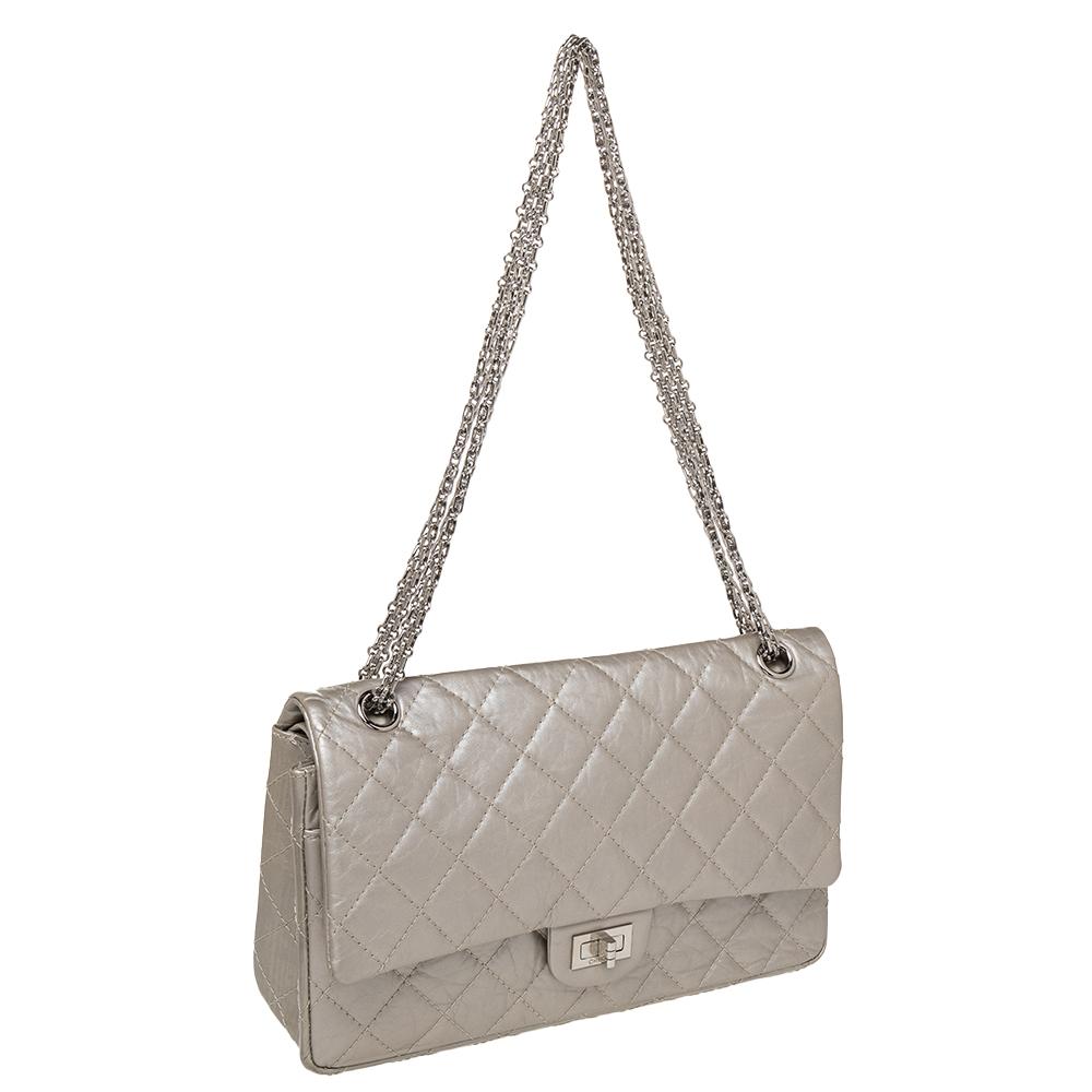 Chanel Hellgrau Gestepptes Leder Reissue 2.55 Klassisch 226 Klappe Tasche im Zustand „Gut“ in Dubai, Al Qouz 2