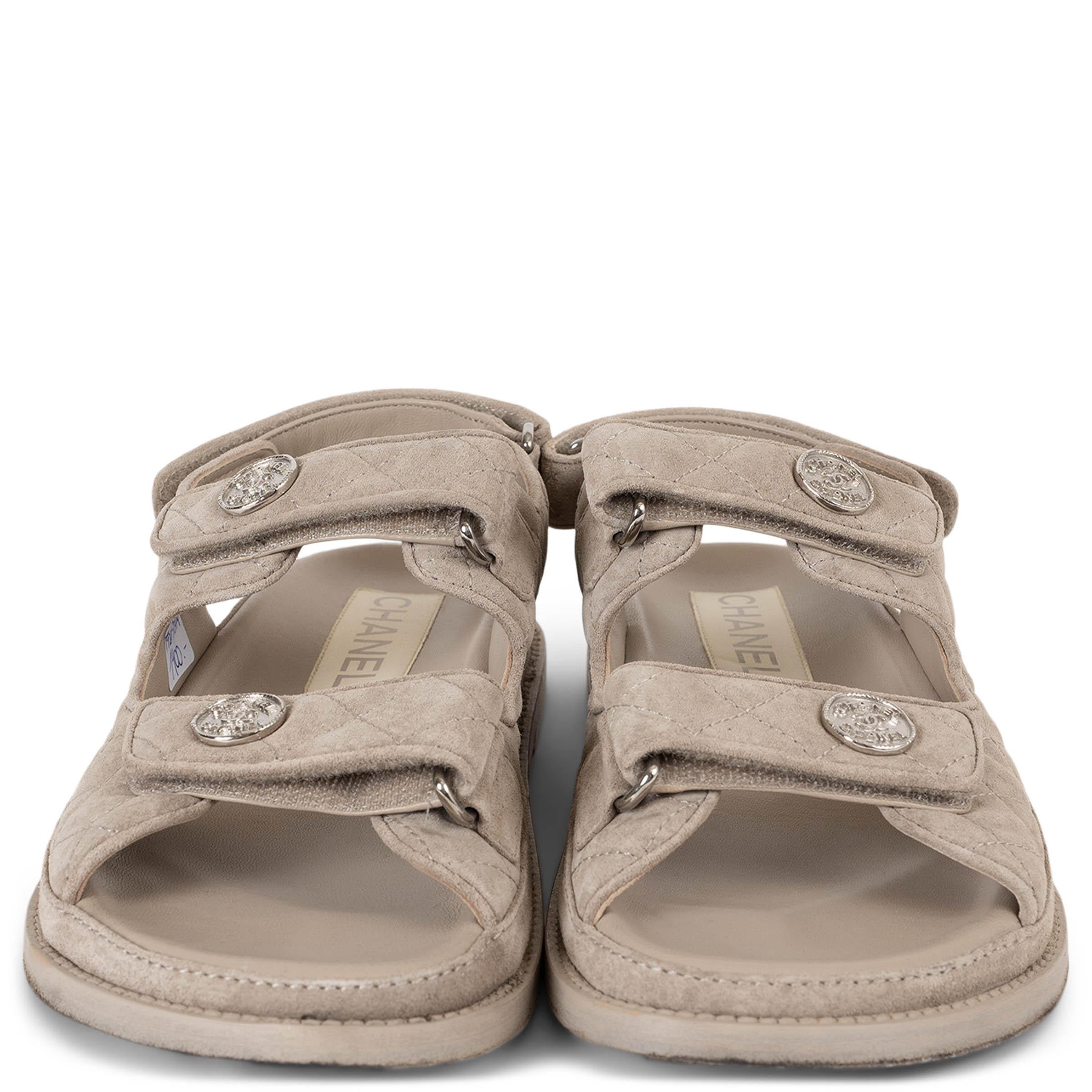 Questi sandali Chanel Dad, autentici al 100%, sono realizzati in pelle scamosciata trapuntata grigio chiaro e danno un tocco chic alla silhouette casual più iconica della Maison. Sono caratterizzate da punte arrotondate e da due cinturini in velcro
