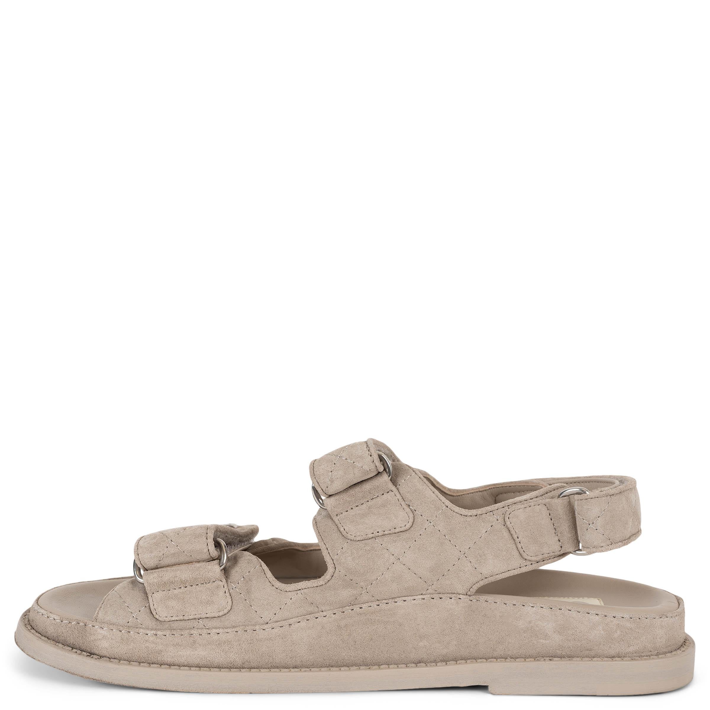 Marrone Chanel camoscio grigio chiaro 22P DAD SLIDE Sandali Scarpe 38 in vendita