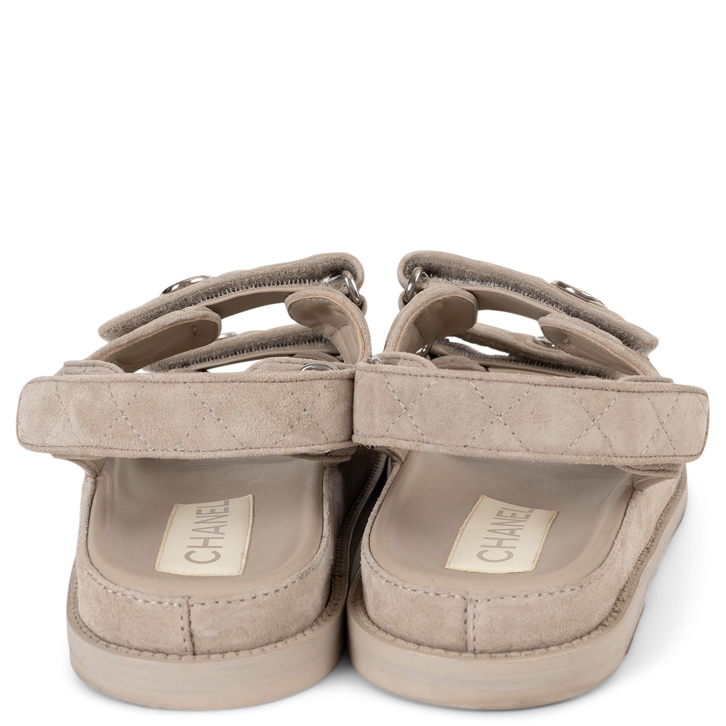 Chanel camoscio grigio chiaro 22P DAD SLIDE Sandali Scarpe 38 In condizioni buone in vendita a Zürich, CH
