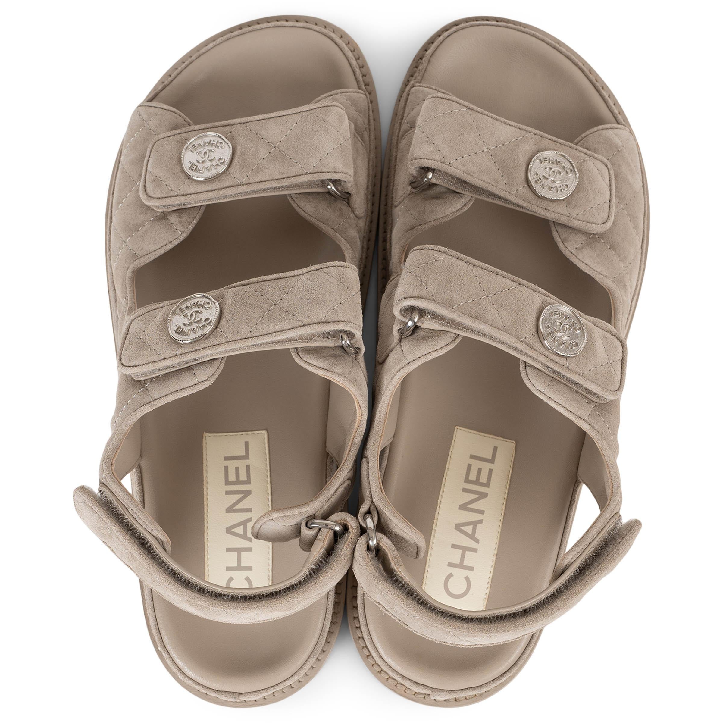 Donna Chanel camoscio grigio chiaro 22P DAD SLIDE Sandali Scarpe 38 in vendita