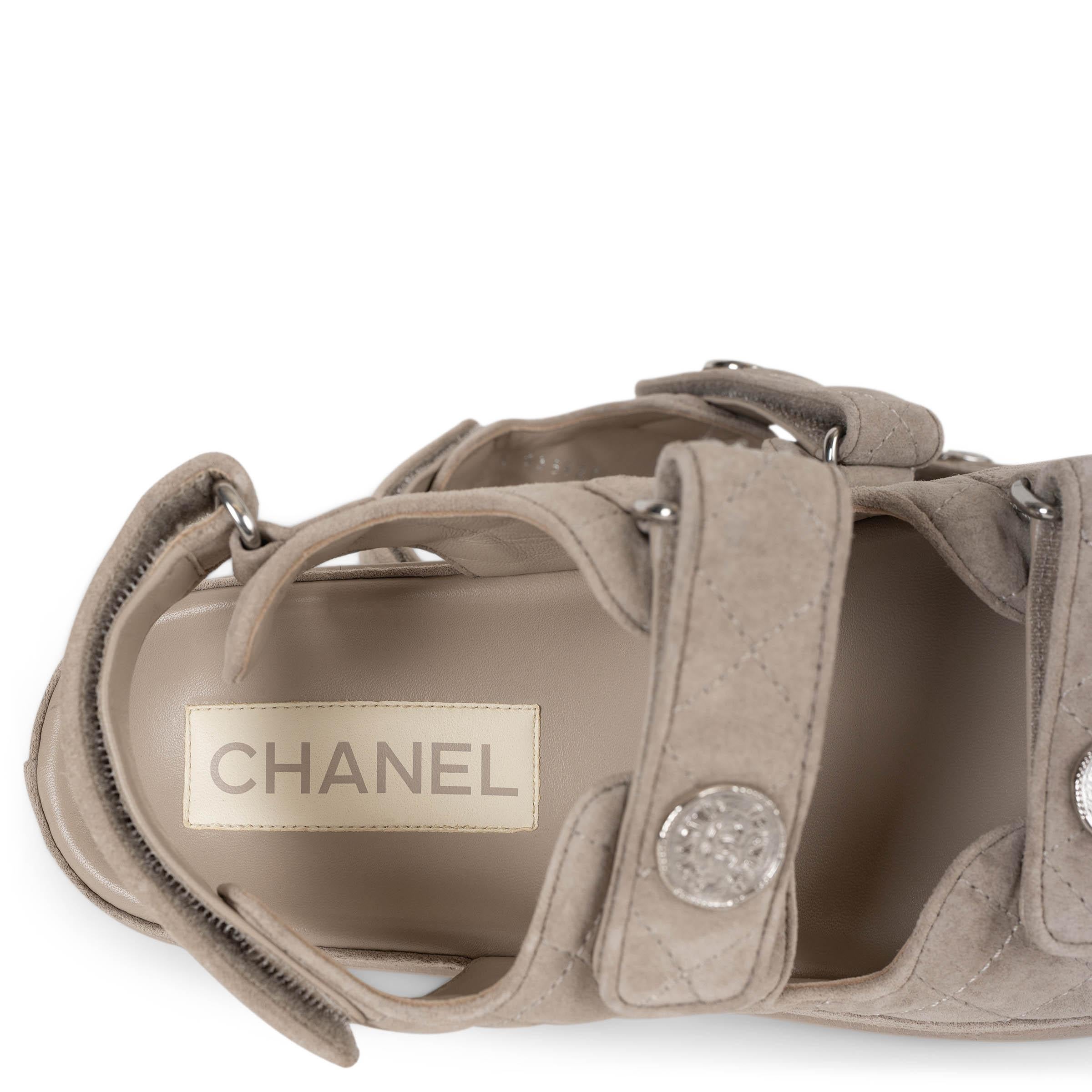 Chanel camoscio grigio chiaro 22P DAD SLIDE Sandali Scarpe 38 in vendita 2