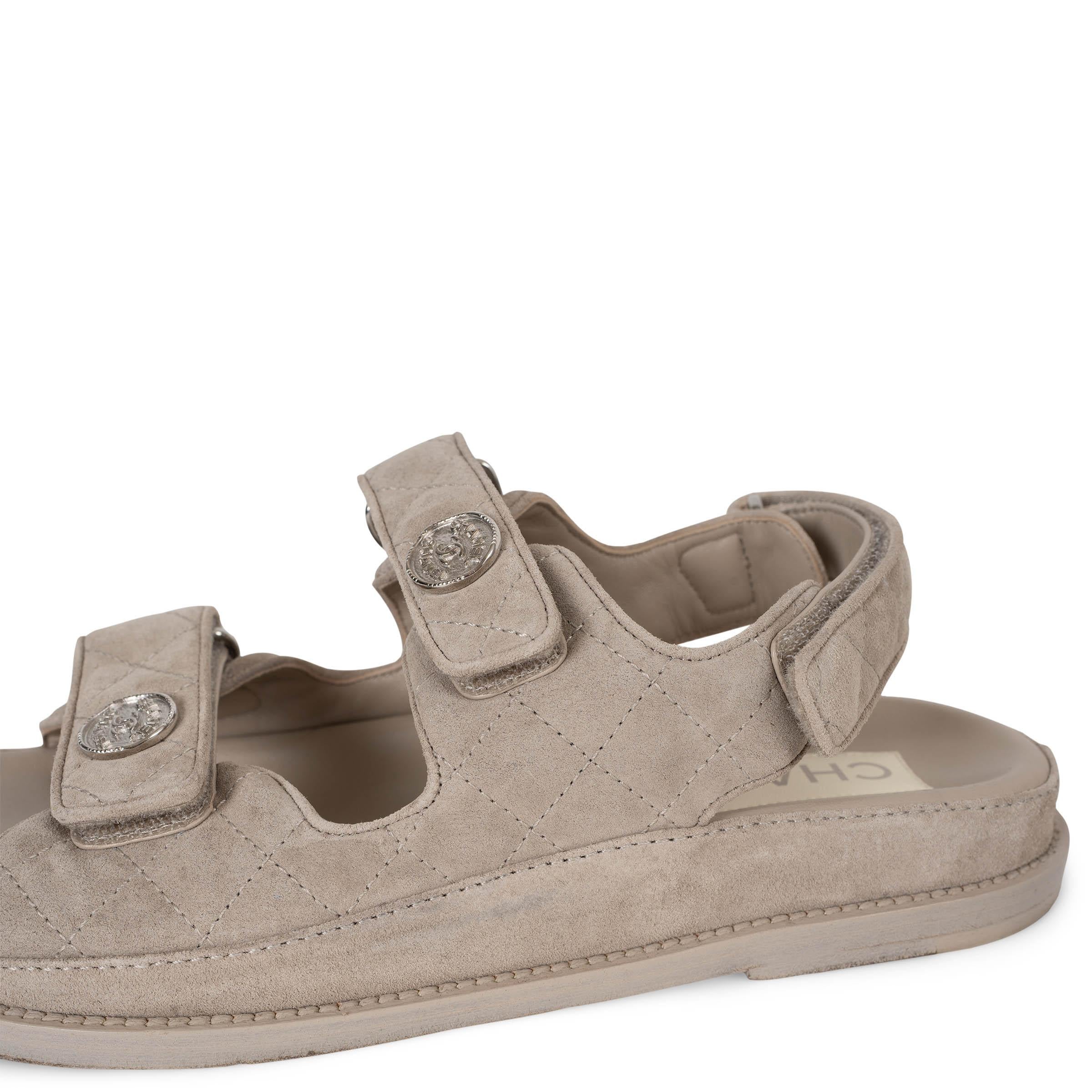 Chanel camoscio grigio chiaro 22P DAD SLIDE Sandali Scarpe 38 in vendita 4