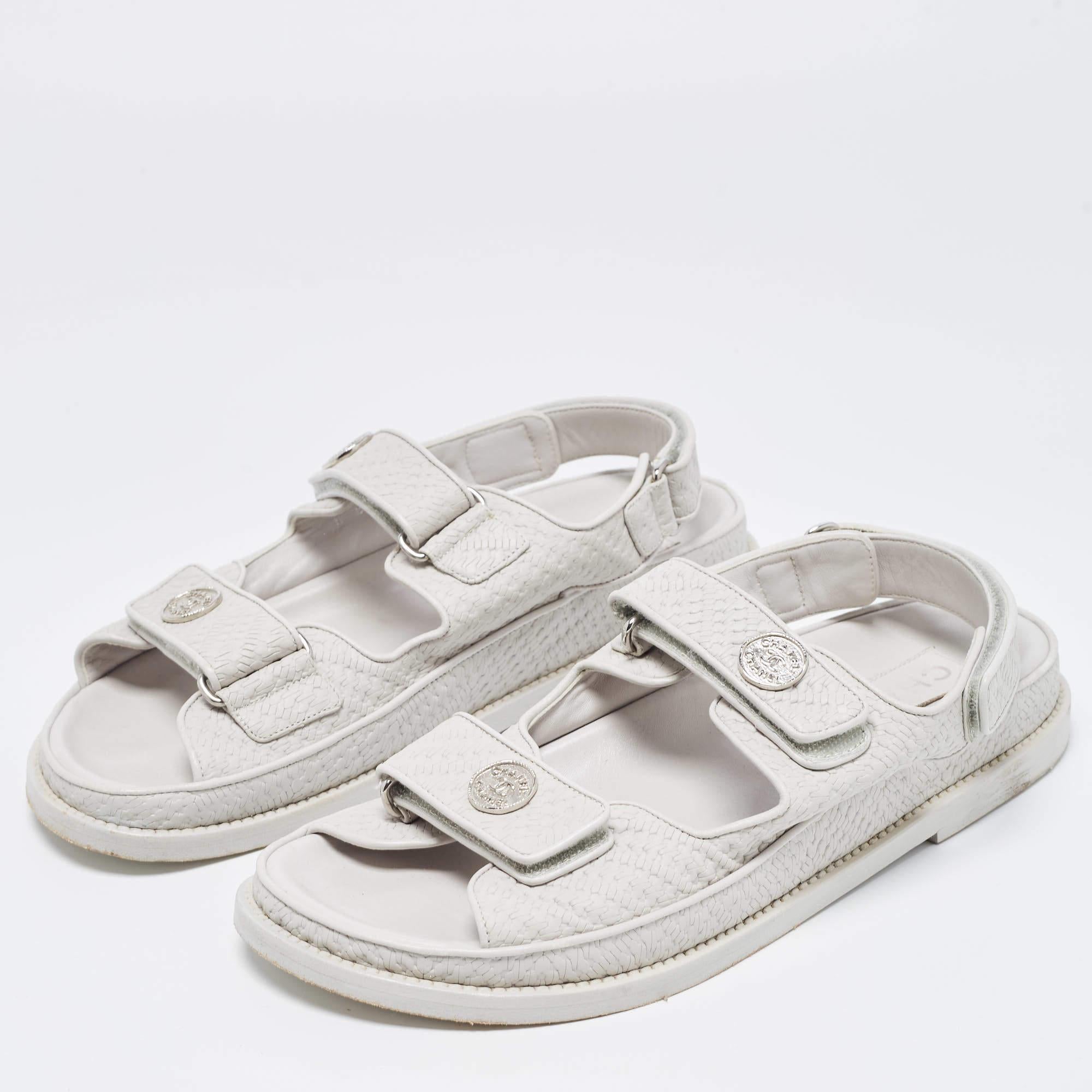 Chanel Light Grey Textured Leather Dad Sandals Size 39 In Good Condition In Dubai, Al Qouz 2
