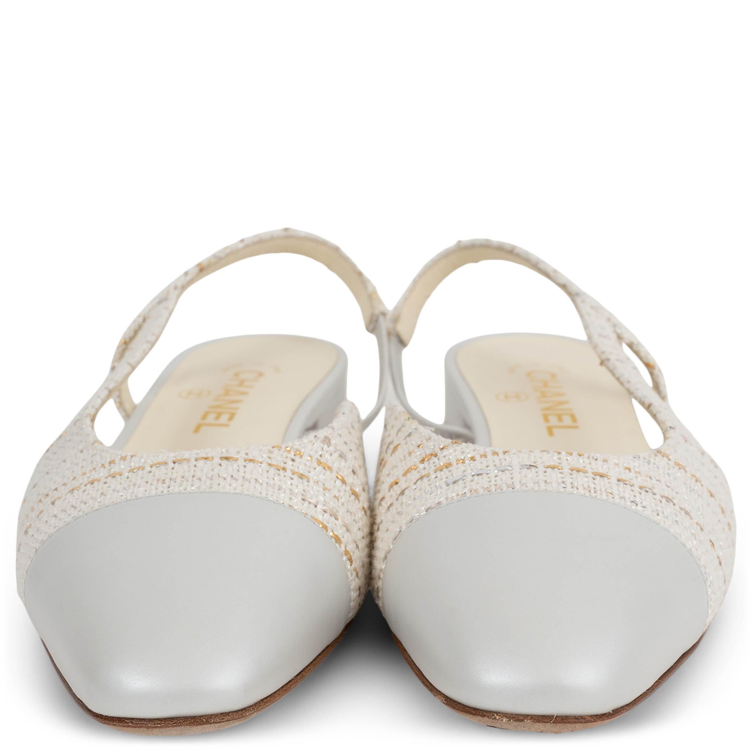 Diese 100% authentischen Chanel Slingback Ballet Flats sind aus weißem Stoff gefertigt, der mit goldenen und silbernen Lurexfäden verwoben ist. Sie haben mandelförmige Zehen mit kontrastierenden hellgrauen Kalbslederkappen und niedrige Blockabsätze,