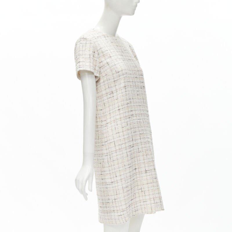 Gris CHANEL Robe fourreau à manches courtes en tweed à carreaux rose clair et noir FR38 M en vente
