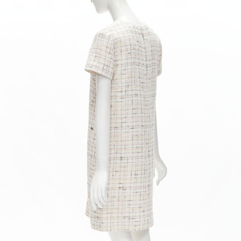 CHANEL Robe fourreau à manches courtes en tweed à carreaux rose clair et noir FR38 M en vente 1