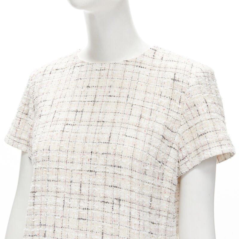 CHANEL Robe fourreau à manches courtes en tweed à carreaux rose clair et noir FR38 M en vente 2