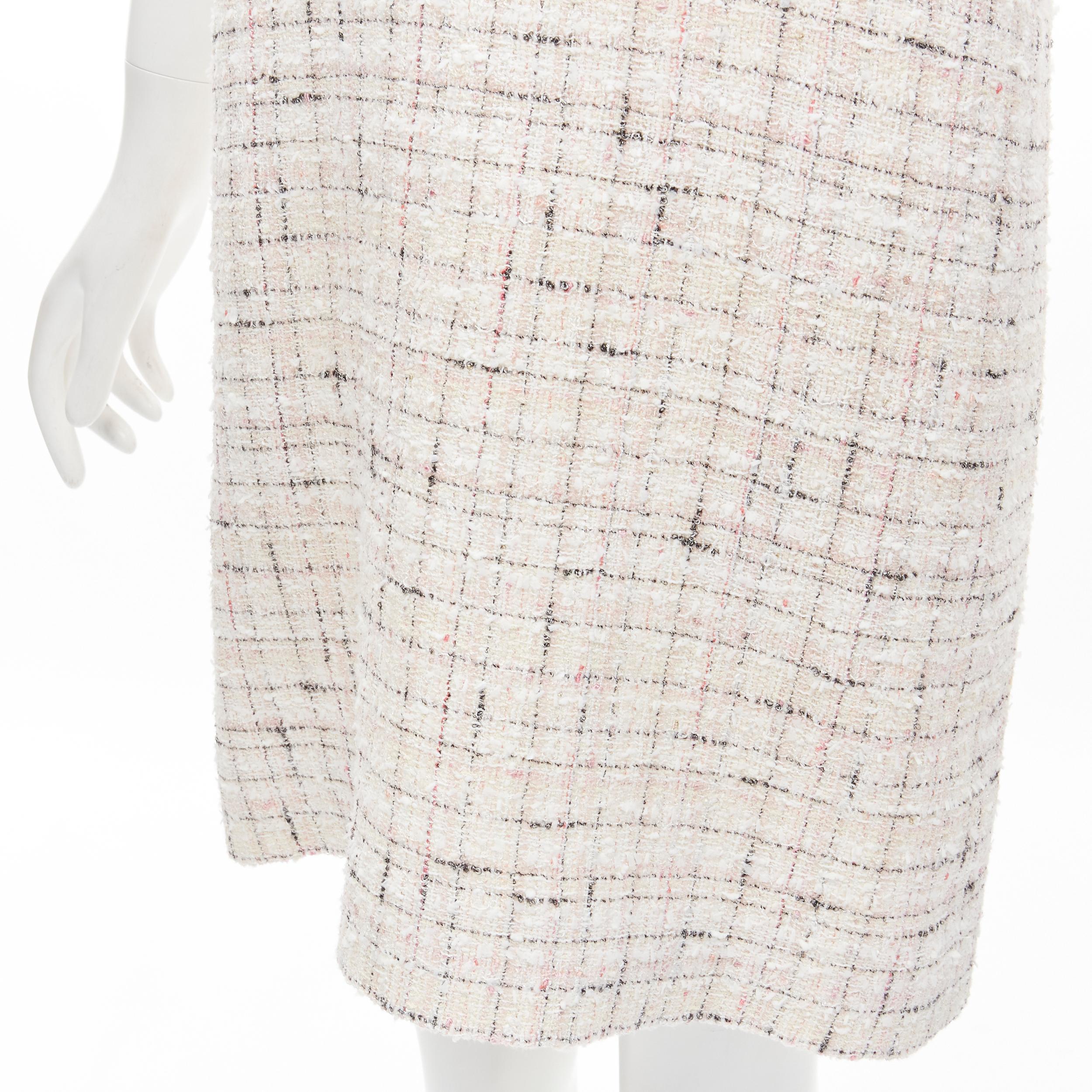 CHANEL Robe fourreau à manches courtes en tweed à carreaux rose clair et noir FR38 M en vente 3