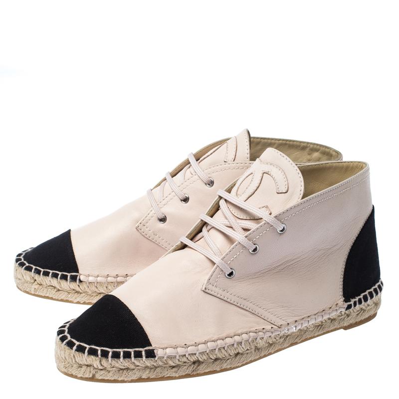 Chanel Light Pink/Black Leather and Canvas Espadrille Sneakers Size 41 In Good Condition In Dubai, Al Qouz 2