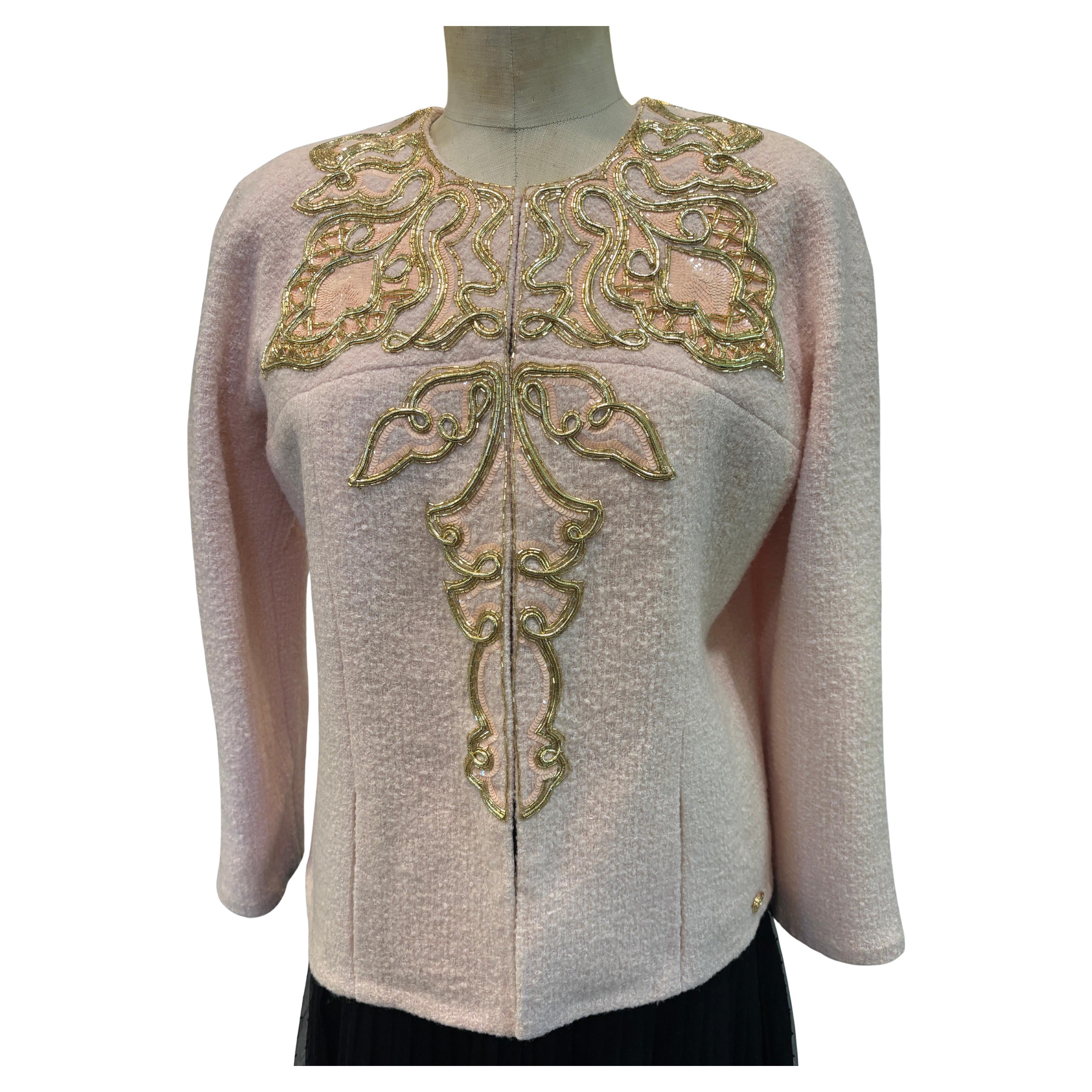 Marque : Chanel
Taille : 38
Nouveau avec �étiquettes
Prix d'origine : 15 500
Automne 2021
Mesures :
Centre du dos - 22 pouces
Largeur du dos - 17,5 pouces
Manche - 20,5 pouces
Buste - 20 pouces
Taille - 19.5 pouces
Hanche - 21 pouces