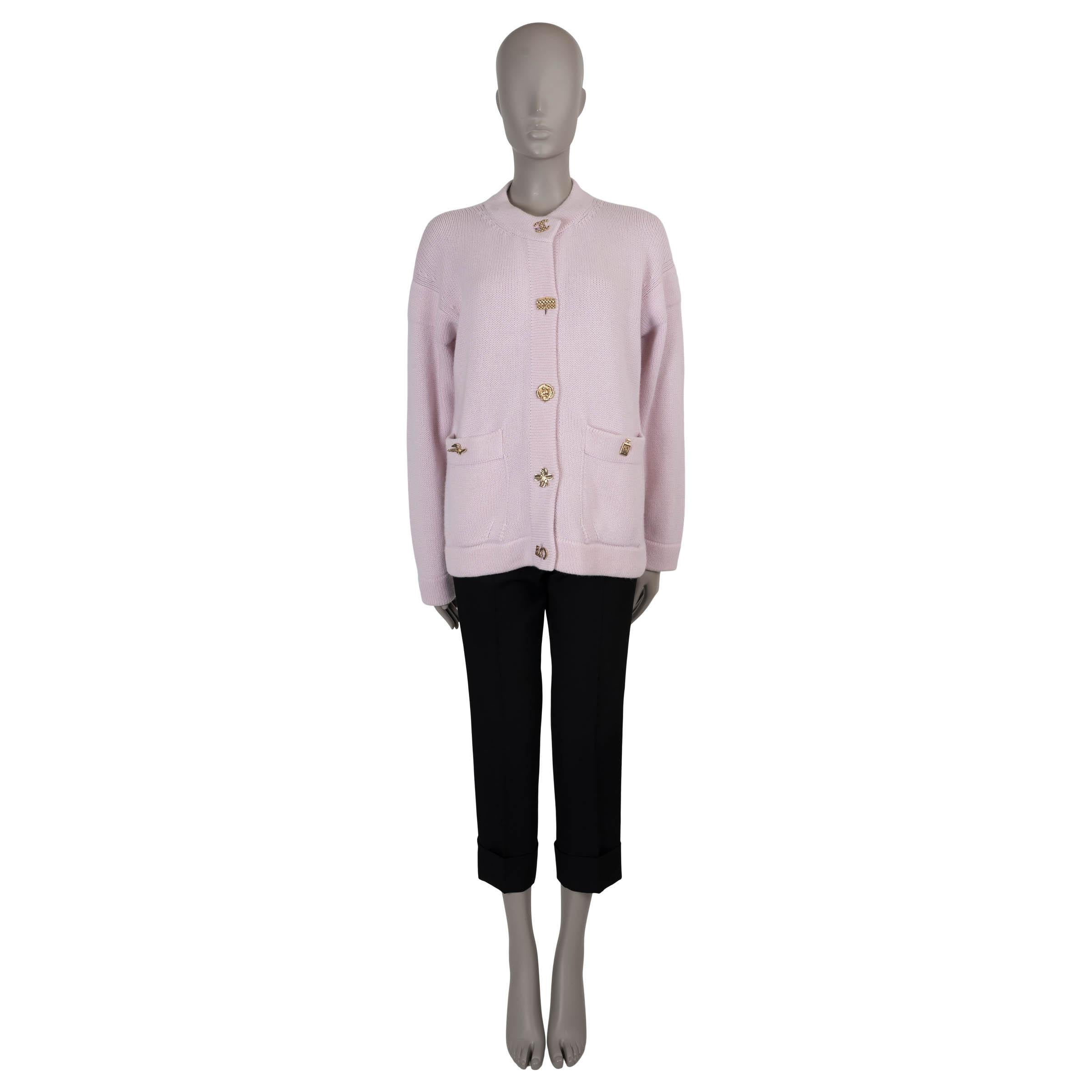 Chanel rosa chiaro in cashmere 22B INCON BUTTON OVERSIZED KNIT Jacket 34 M. In condizioni ottime in vendita a Zürich, CH