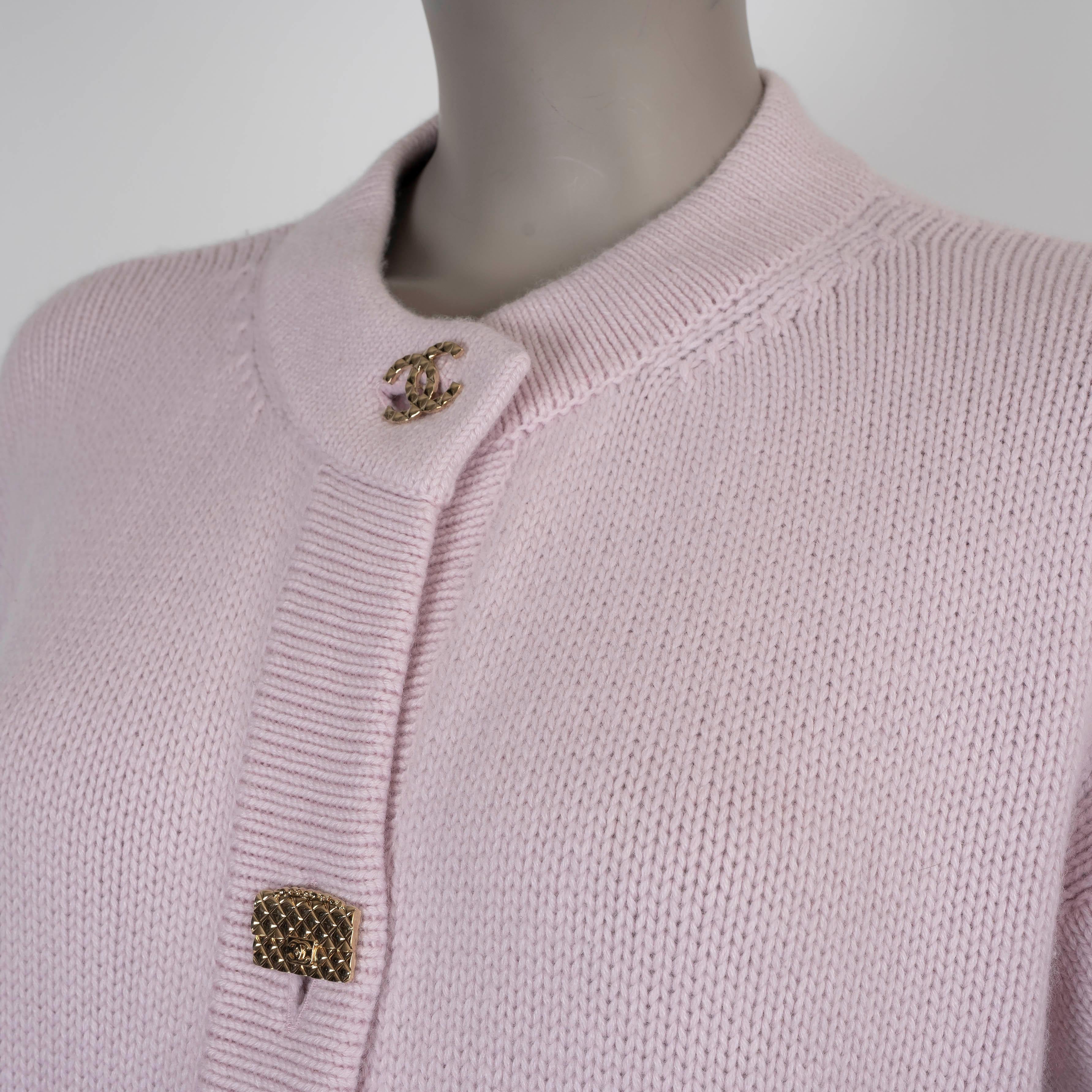 Donna Chanel rosa chiaro in cashmere 22B INCON BUTTON OVERSIZED KNIT Jacket 34 M. in vendita
