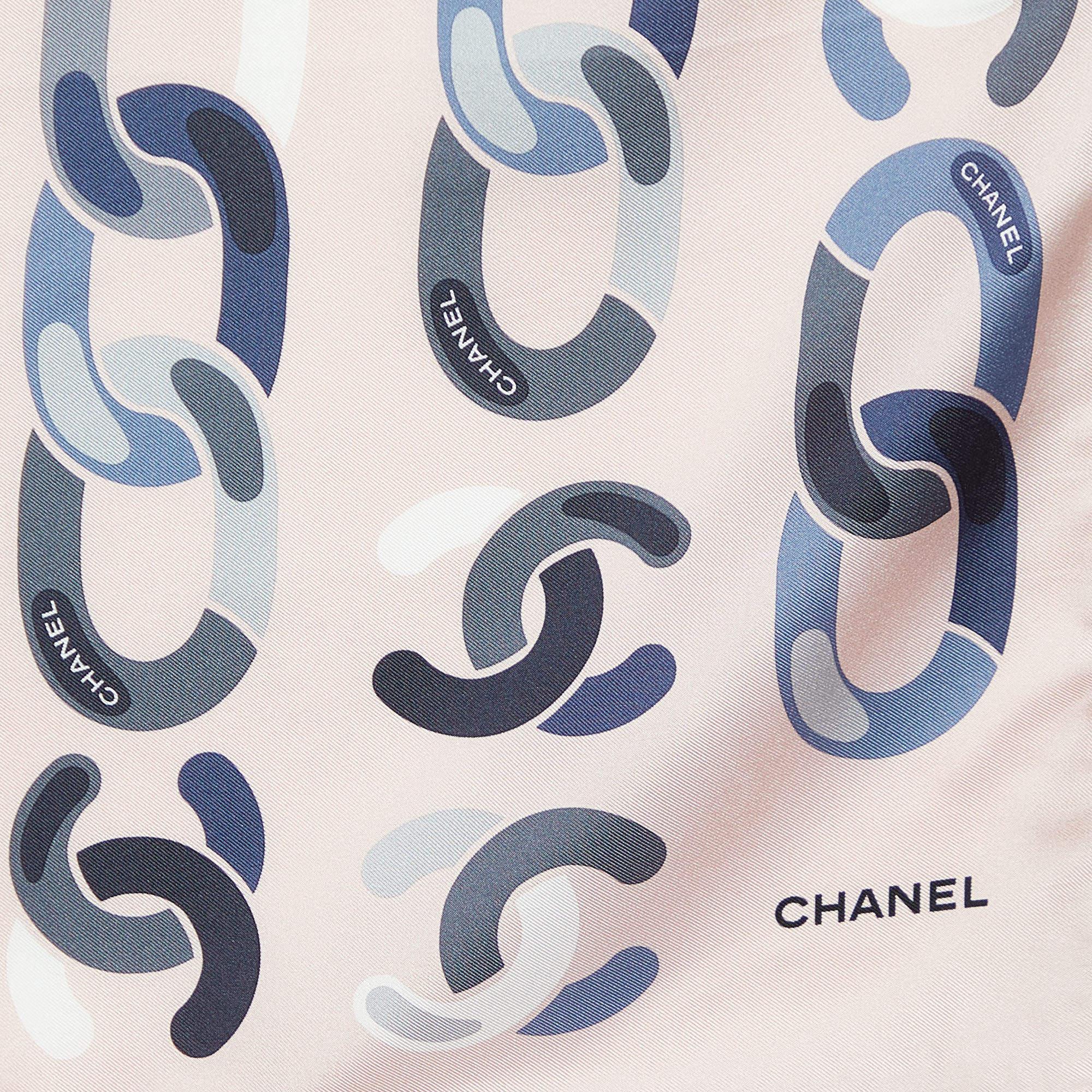 Chanel Hellrosa CC Quadratischer Seidenschal mit Kettendruck im Zustand „Hervorragend“ im Angebot in Dubai, Al Qouz 2