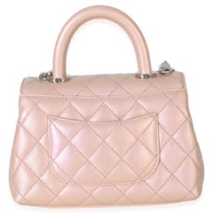 Sac à main Chanel « Mini Coco » à poignée supérieure et rabat, en cuir Caviar matelassé rose clair irisé