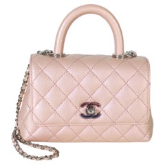 Sac à main Chanel « Mini Coco » à poignée supérieure et rabat, en cuir Caviar matelassé rose clair irisé