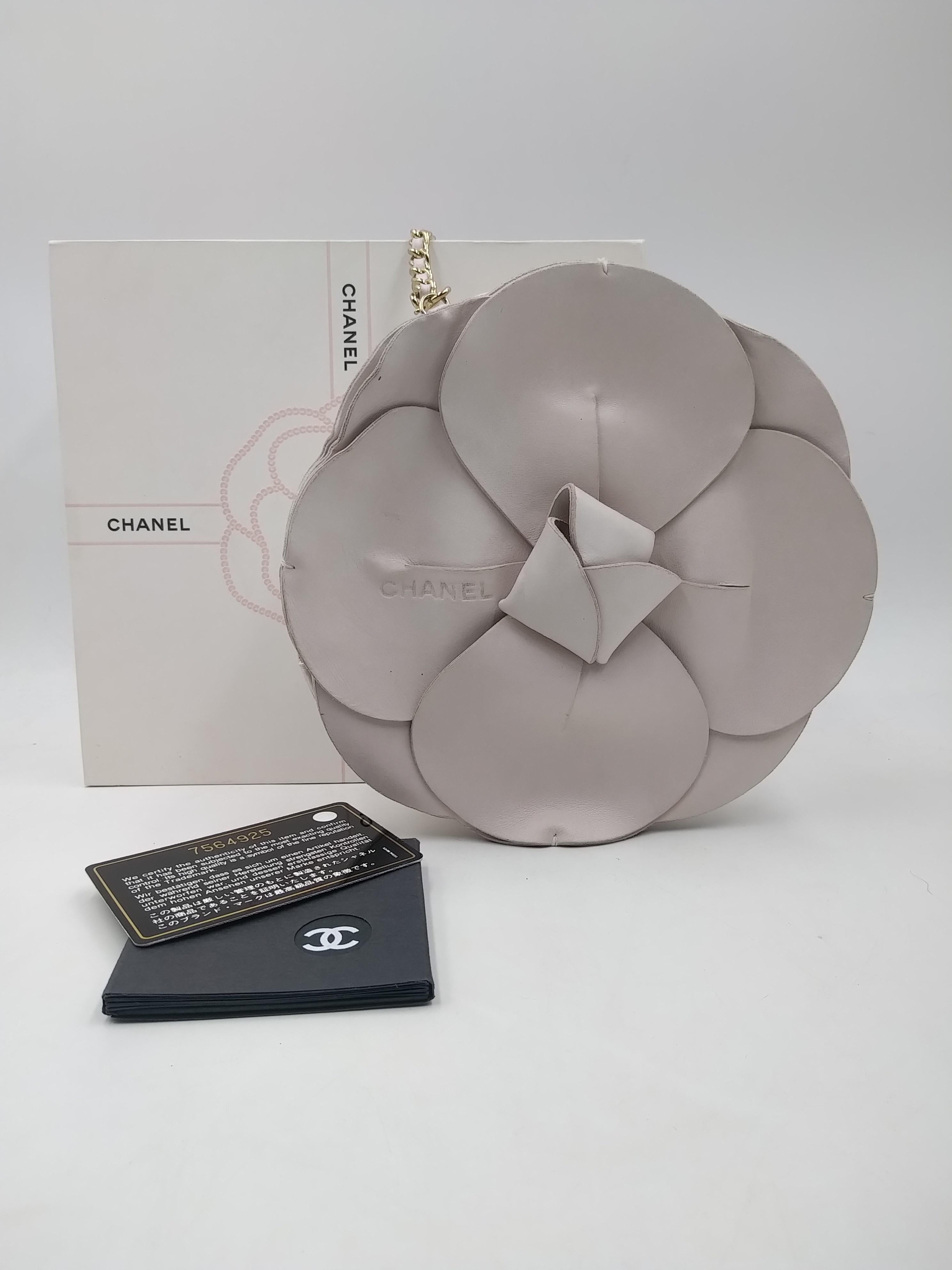 Borsa Chanel a fiori di camelia in pelle rosa chiaro in vendita 3