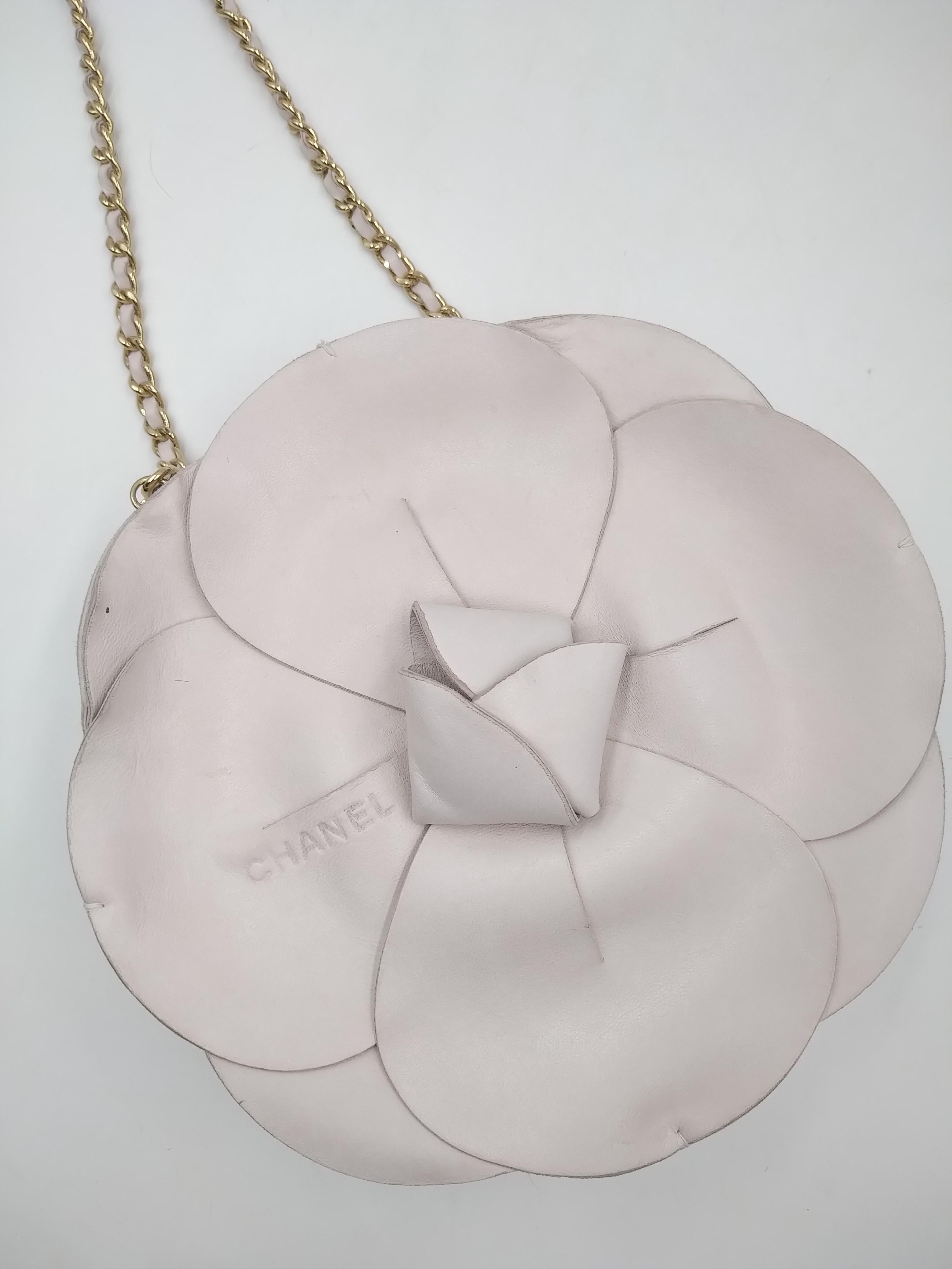 Chanel Light Pink Leather Camellia Flower Bag 2002/2003
- 100% authentic Chanel
- leather in light pink for the petals, satin in light pink on the outside back
- opening with magnetic snap button
- leather in light pink inside
- can be worn with or