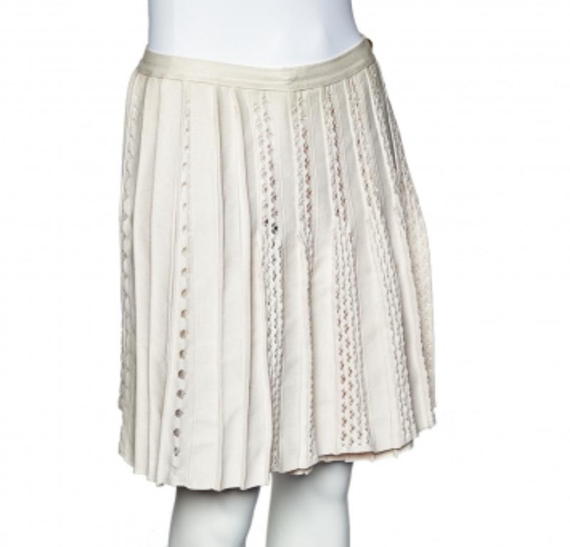 Experimenta el encanto de la ropa de diseño con esta preciosa falda de Chanel. Confeccionada con tejidos de punto de calidad, la falda tiene un estilo faux-wrap, estampado perforado y cierre abotonado. Combínelo con una blusa entallada o con un top