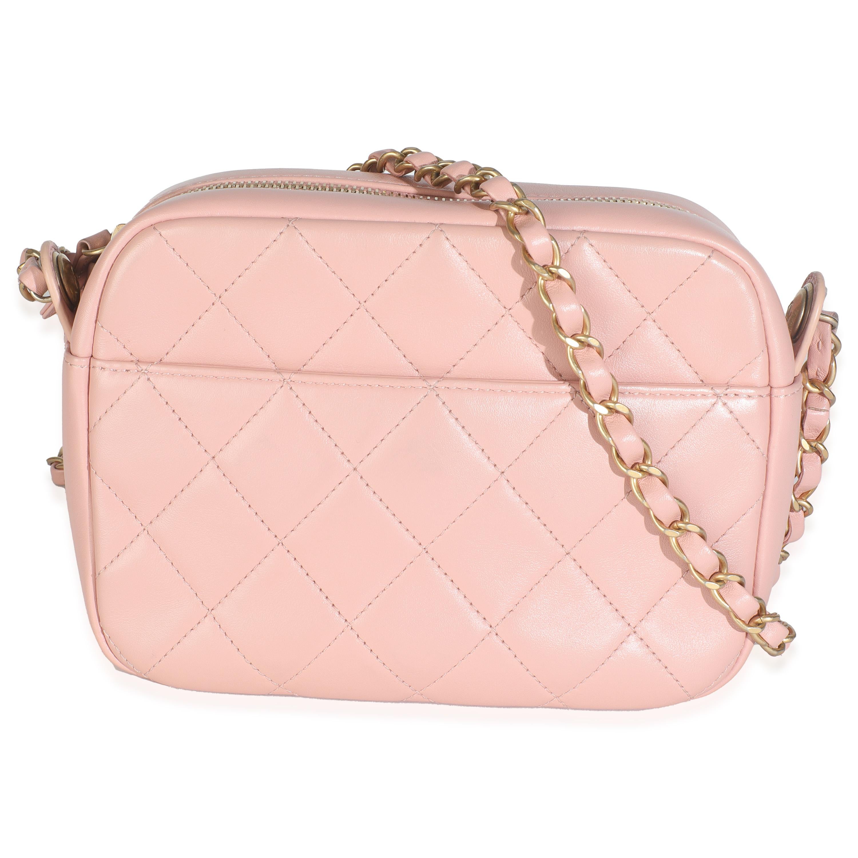 Titolo dell'elenco: Chanel Borsa piccola in pelle di vitello trapuntata rosa chiaro con catenella per fotocamera
SKU: 149173
Condizioni: Usato 
Descrizione delle condizioni: Si prega di notare che questo articolo ha un timbro aggiuntivo e si presume