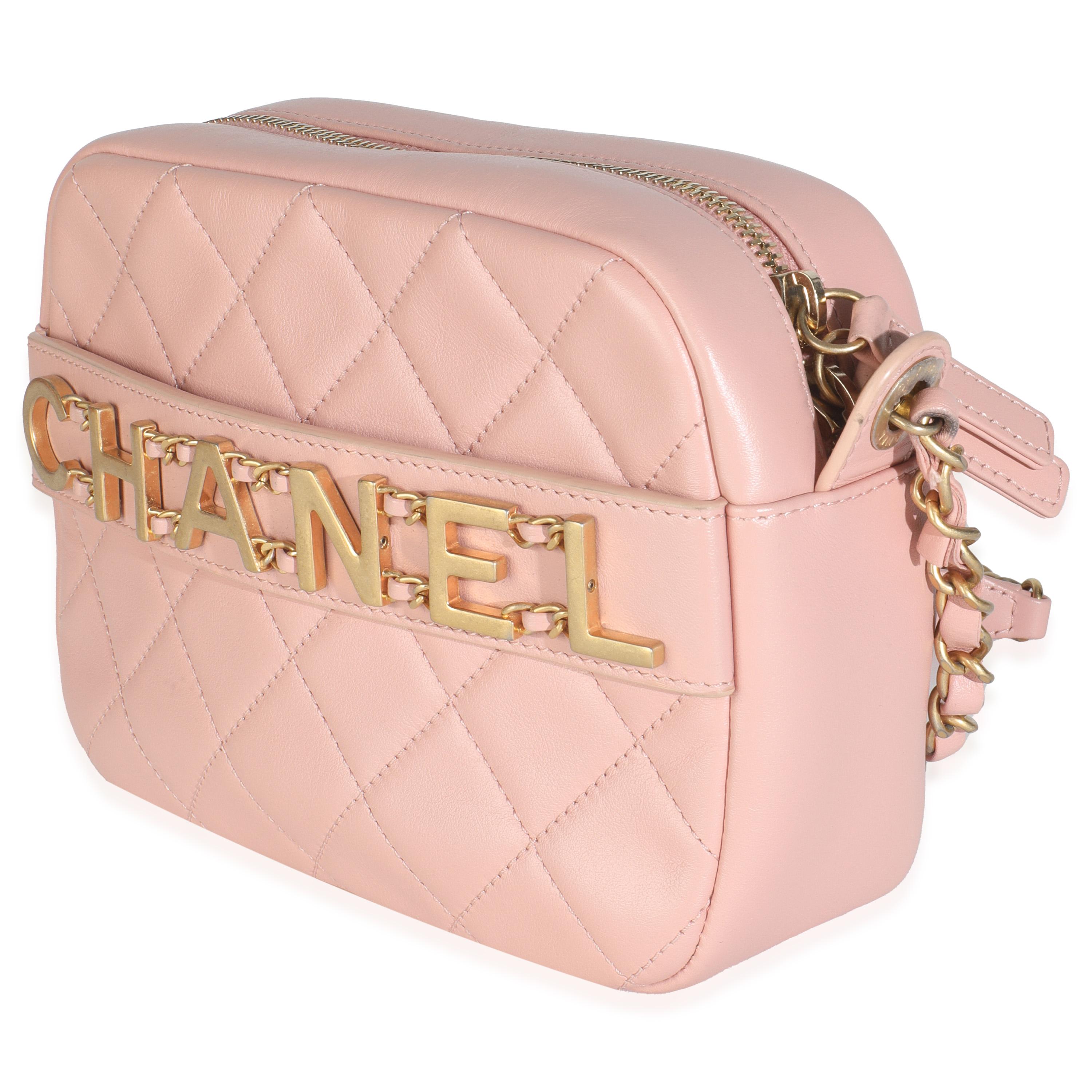 Chanel Borsa piccola in pelle di vitello trapuntata rosa chiaro con catenella per fotocamera In condizioni buone in vendita a New York, NY