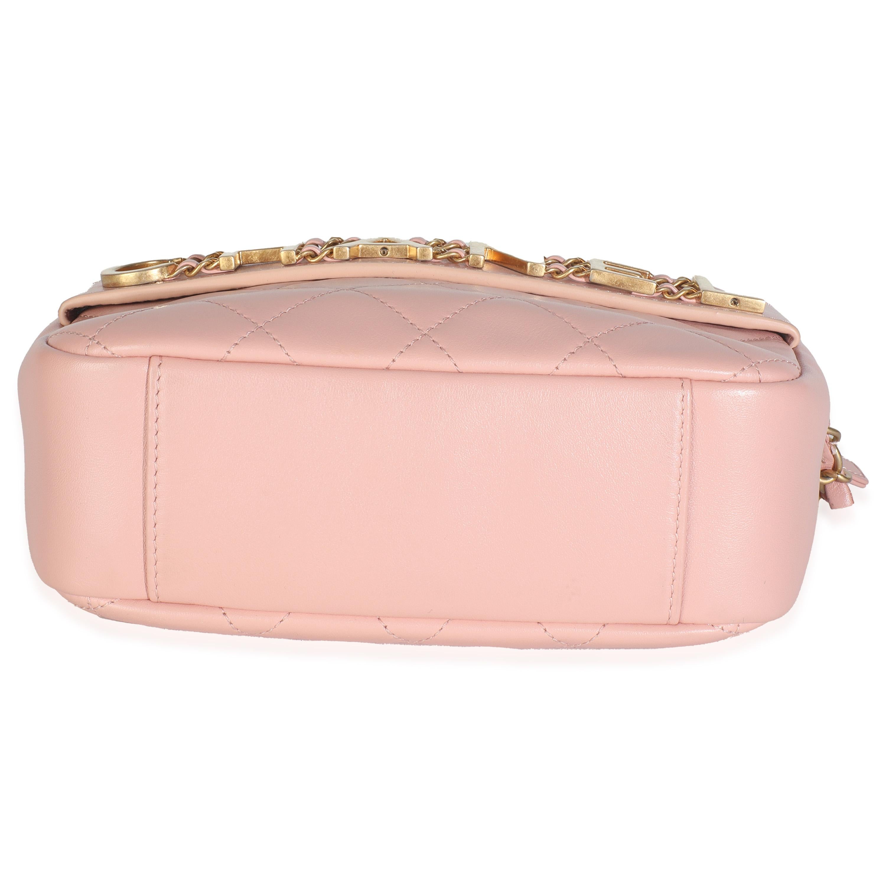 Chanel Borsa piccola in pelle di vitello trapuntata rosa chiaro con catenella per fotocamera in vendita 2