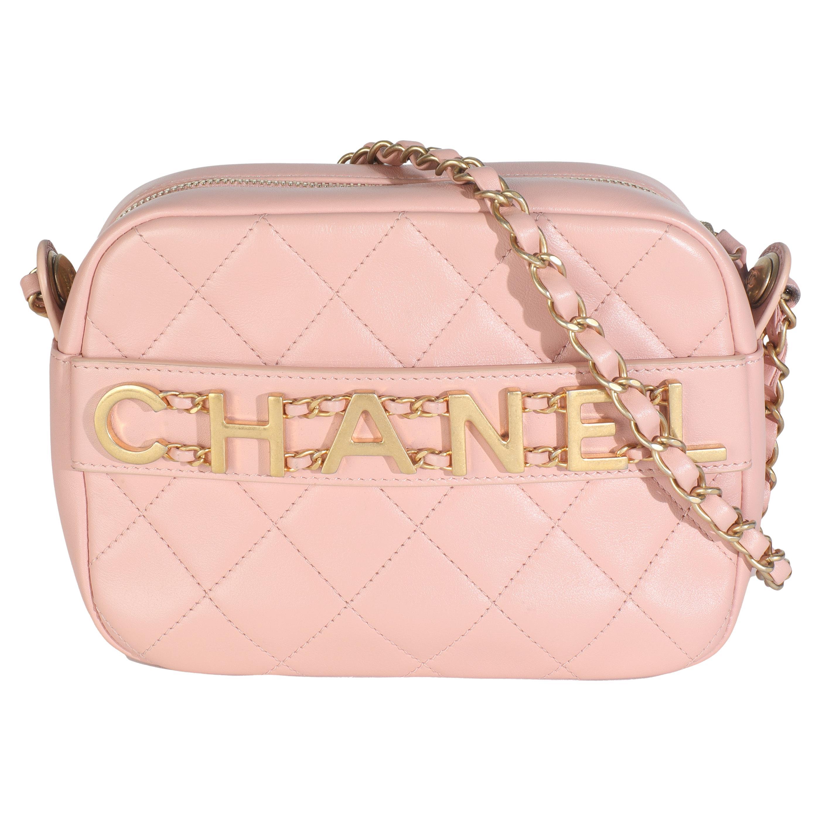 Chanel Borsa piccola in pelle di vitello trapuntata rosa chiaro con catenella per fotocamera in vendita