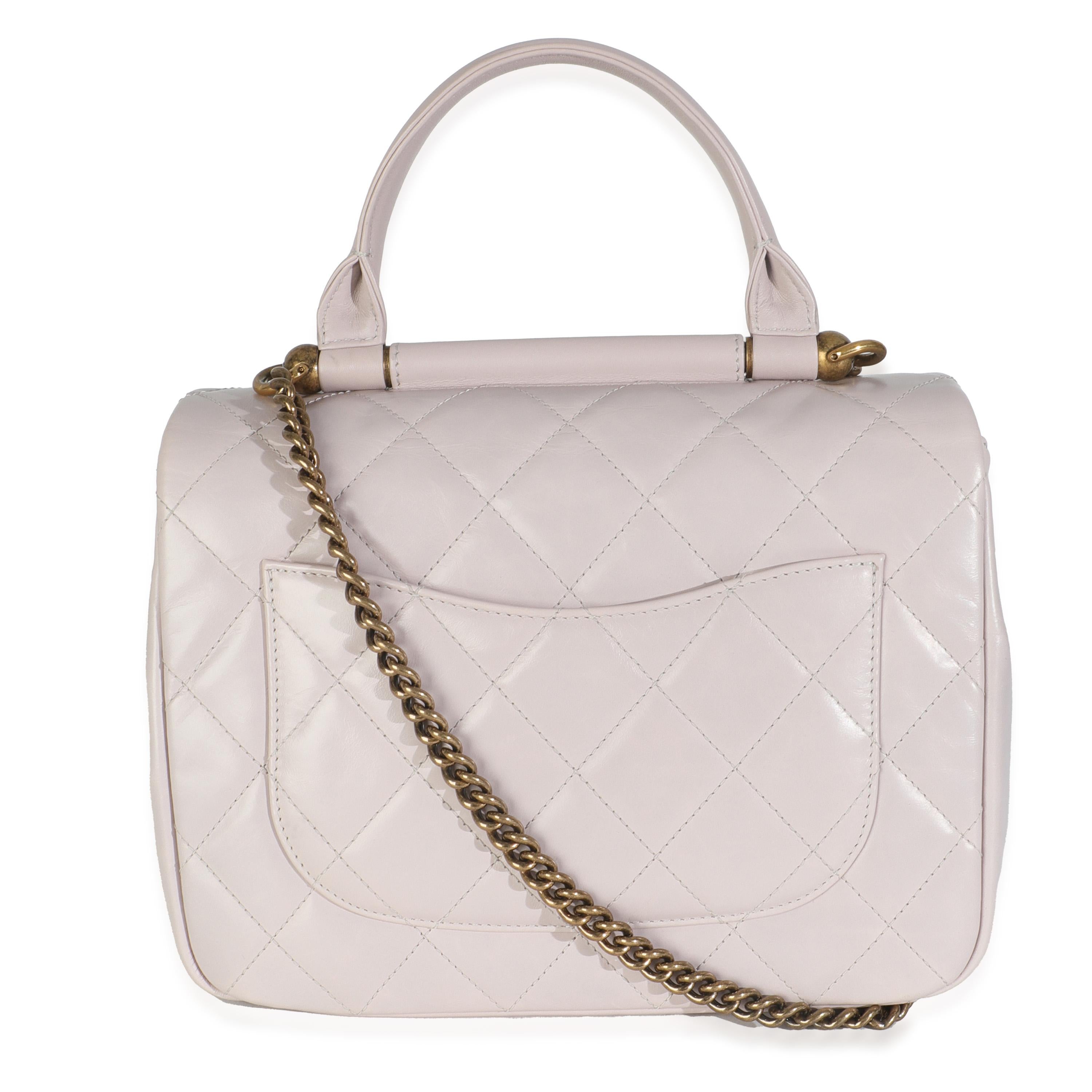 Titre de l'annonce : Chanel Light Pink Quilted Glazed Calfskin Medium Gold Bar Top Handle Flap Bag
SKU : 148824
MSRP : 3100.00 USD
Condit : Usagé 
Condit : Ce portefeuille matelassé CC à fermeture éclair présente toutes les caractéristiques d'un