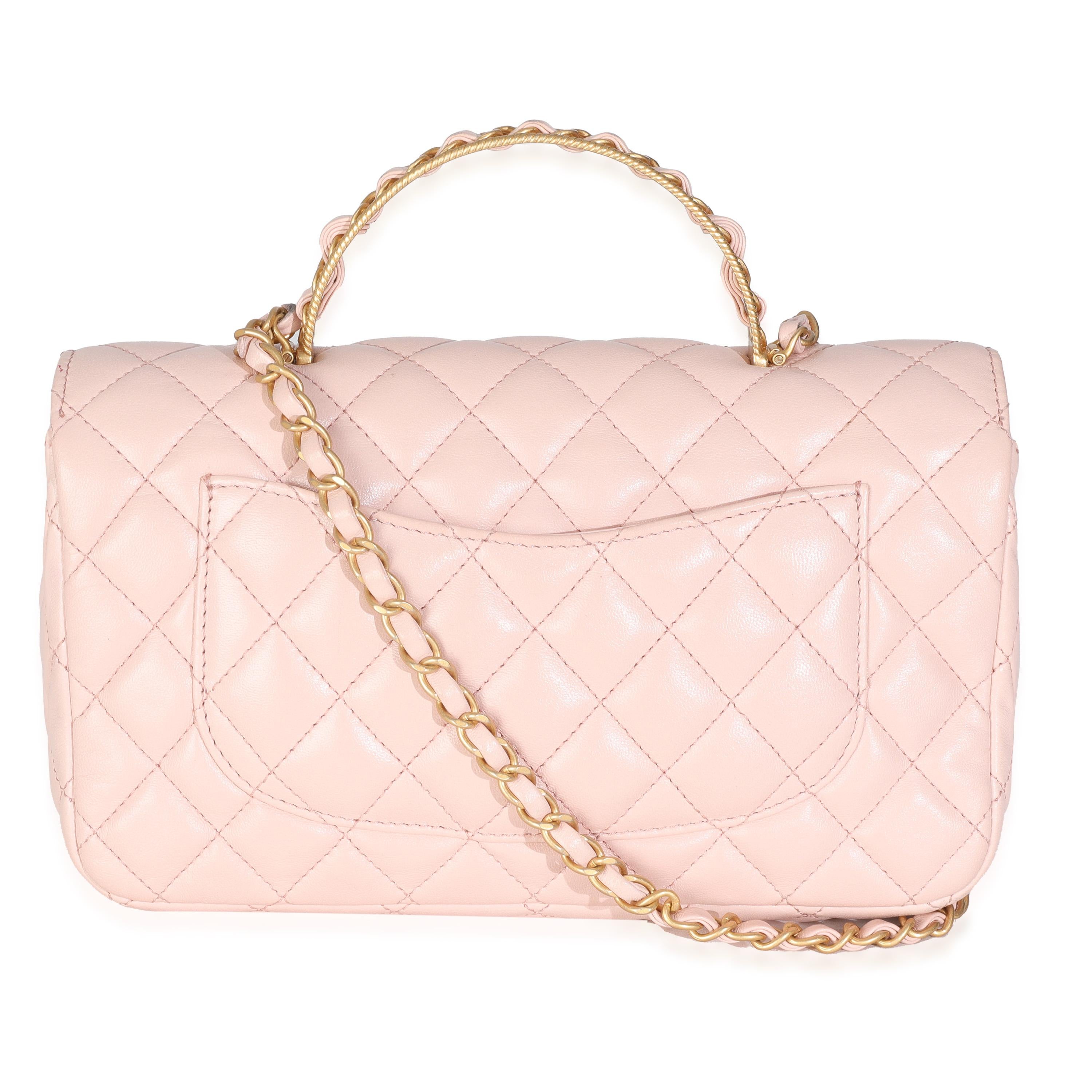 Titolo dell'inserzione: Chanel rosa chiaro trapuntato pelle di agnello piccola metallo Top Handle Flap Bag
SKU: 147348
Condizioni: Usato 
Descrizione delle condizioni: Un classico senza tempo che non passa mai di moda, la borsa con patta di Chanel