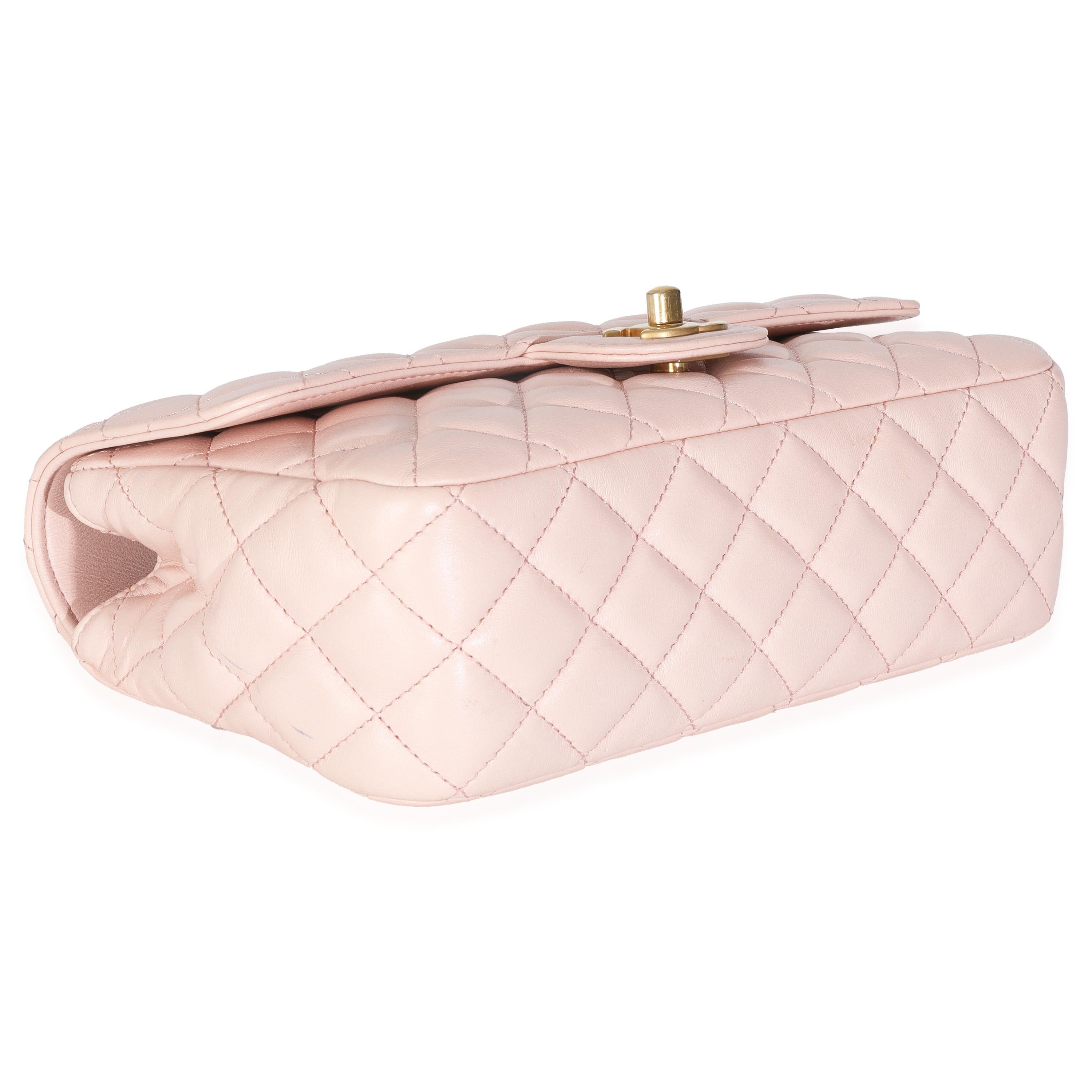 Chanel Borsa piccola in pelle d'agnello trapuntata rosa chiaro con patta e manico superiore in metallo in vendita 2