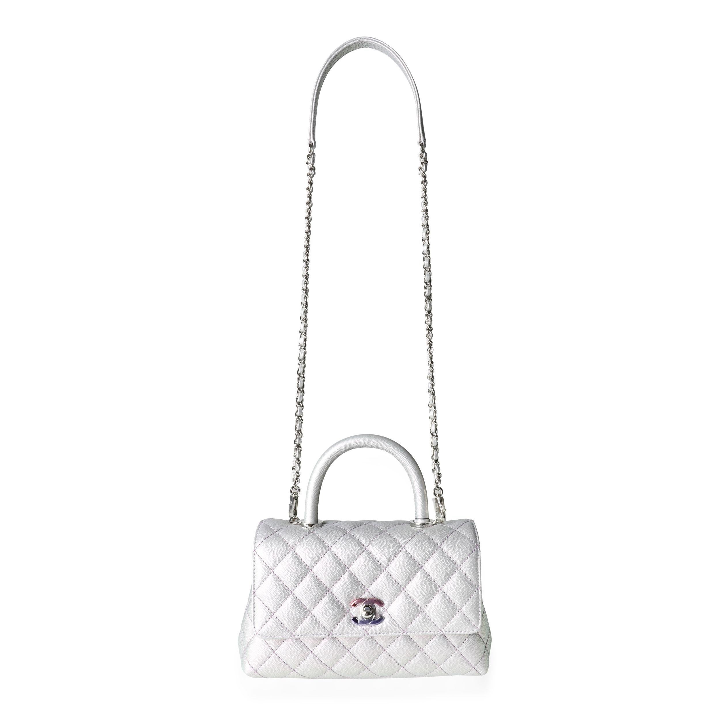 Auflistung Titel: Chanel Light Purple Iridescent Quilted Caviar Small Coco Top Handle Bag
SKU: 115377
Zustand: Gebraucht (3000)
Handtasche Zustand: Ausgezeichnet
Bemerkungen zum Zustand: Ausgezeichneter Zustand. Kunststoff an der Hardware. Schramme