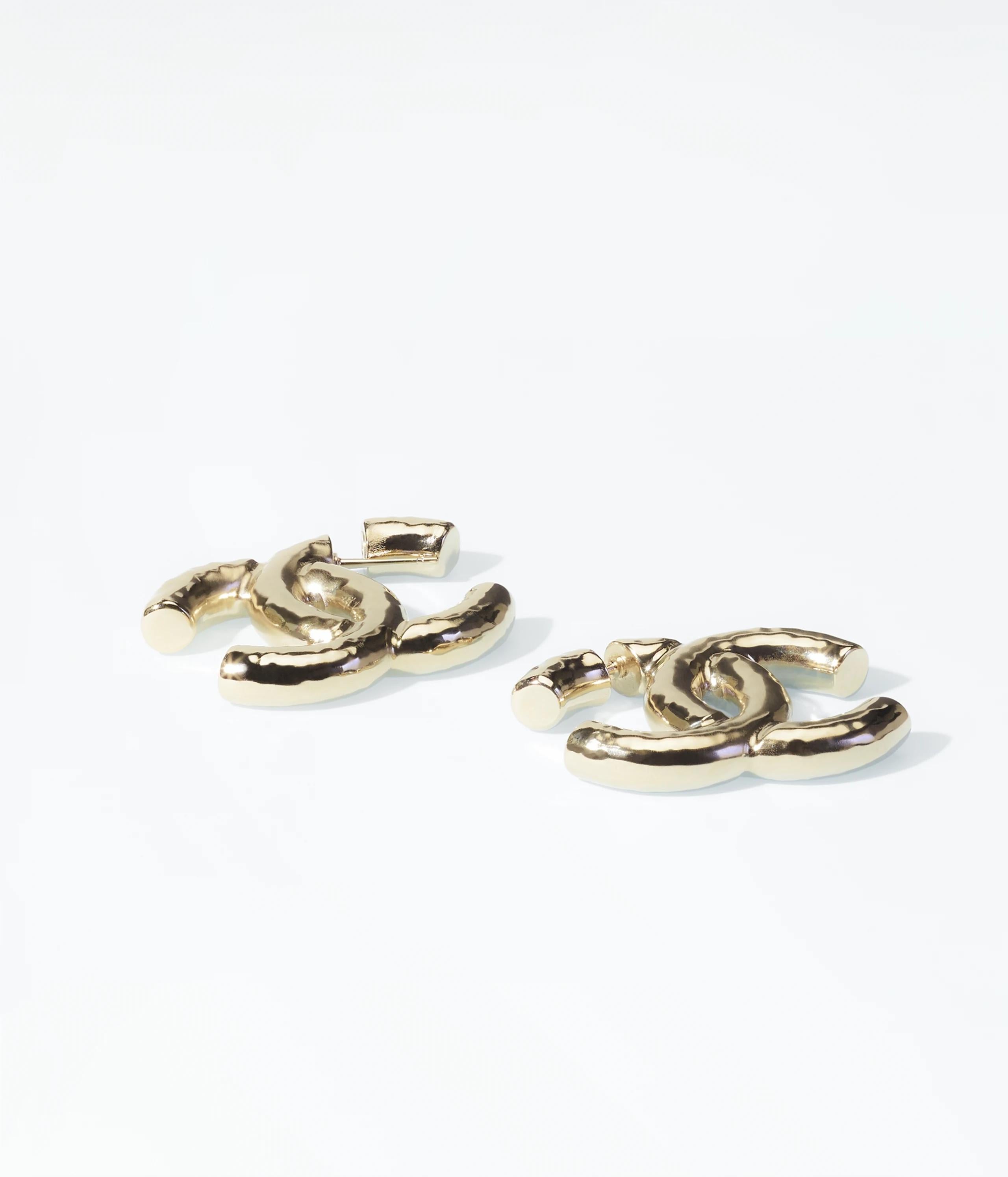 Chanel Light Silver CC Earrings AB7576 (2022) In New Condition In Montreal, Quebec