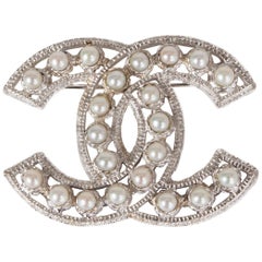 CHANEL light silver FAUX PEARL CC Brooch
