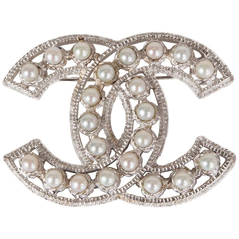 Brooch - Metal, strass & imitation pearls, silver, crystal & pearly white —  Fashion
