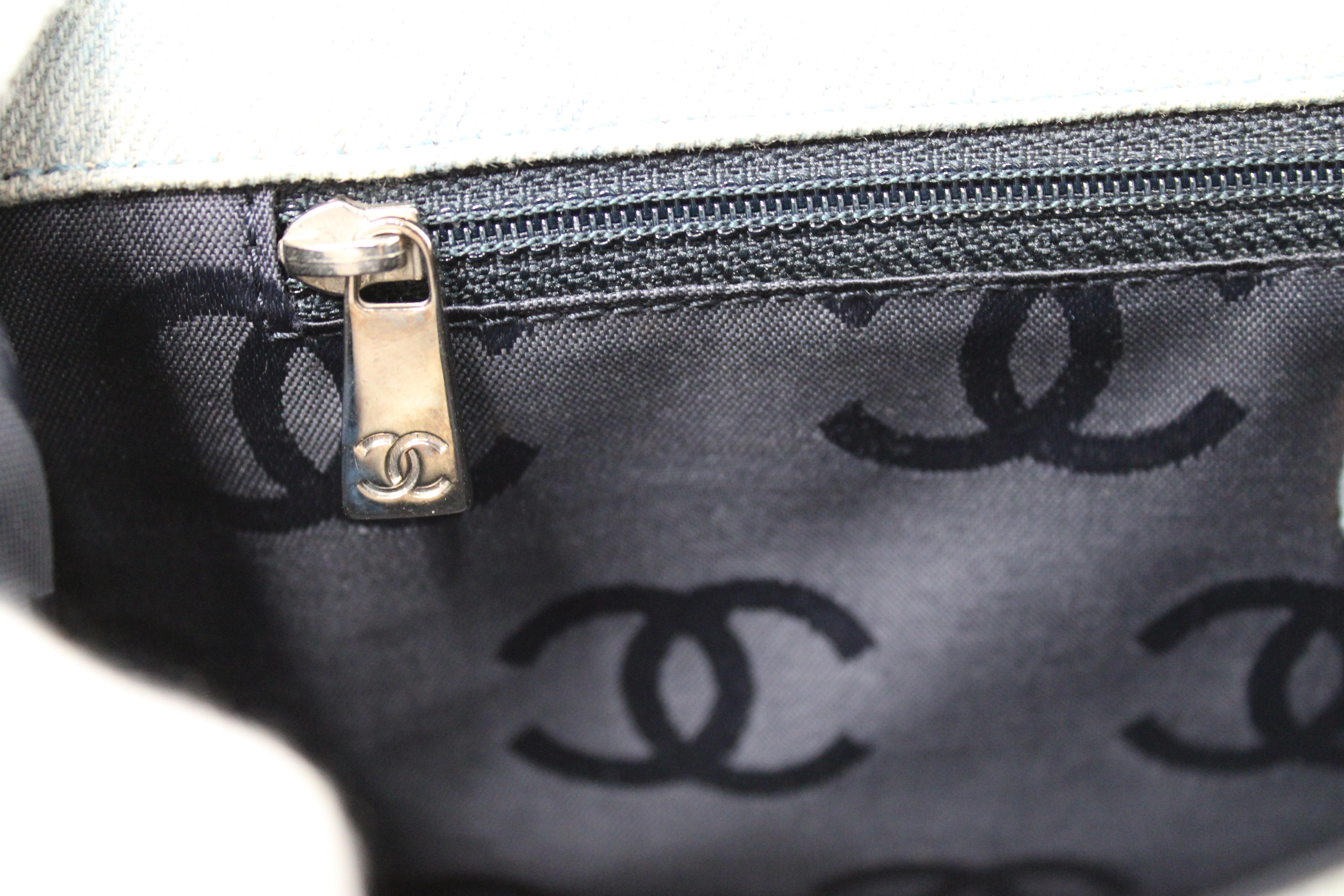 Chanel Light Wash Denim Interlocking CC Printed Flap Bag circa Y2K en vente 7