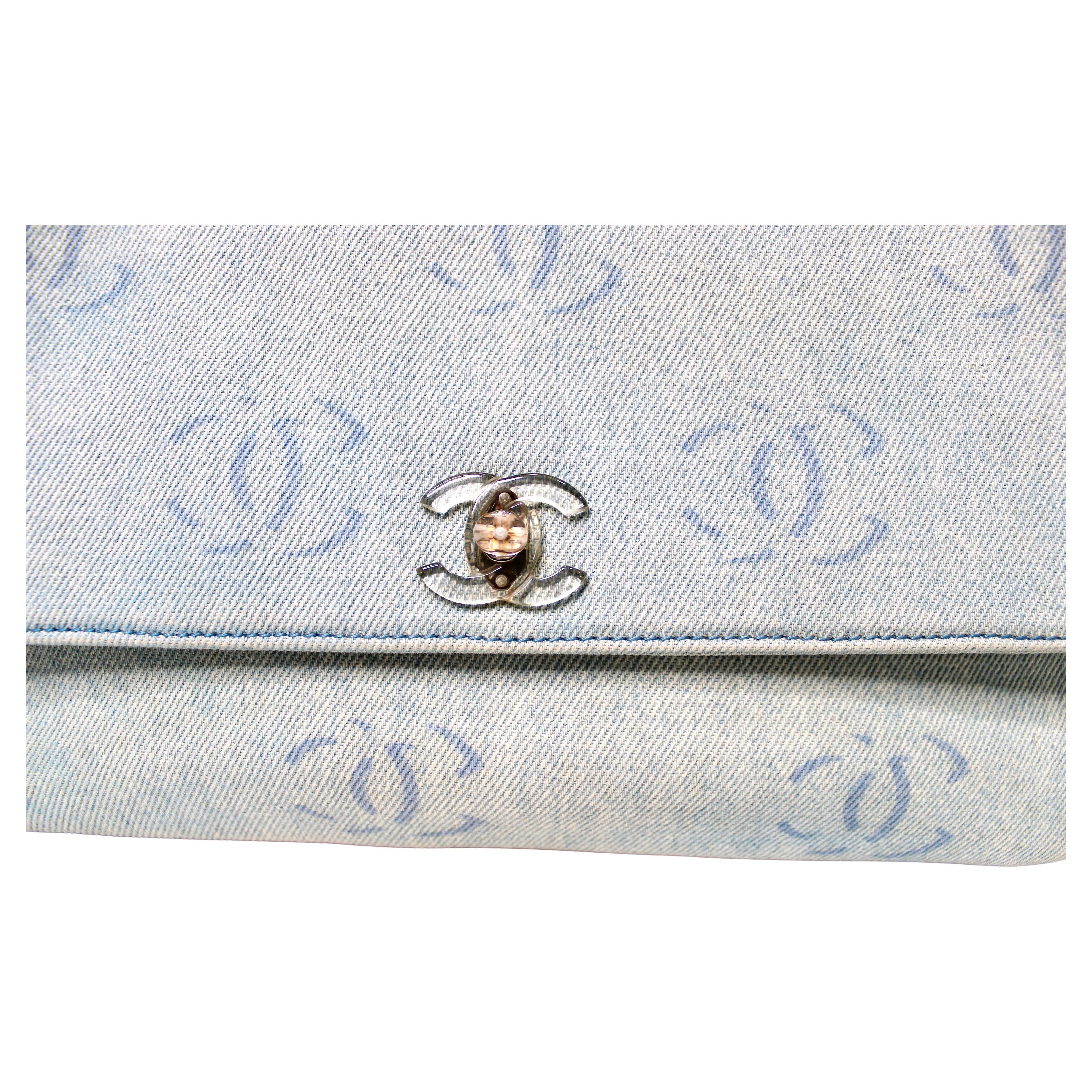 Le sac à rabat Chanel Light Wash Denim Interlocking CC Printed, datant de l'an 2000, est un accessoire remarquable qui allie parfaitement le cool décontracté et le luxe haut de gamme. Fabrice en denim clair, ce sac est orné du logo CC emboîté sur le