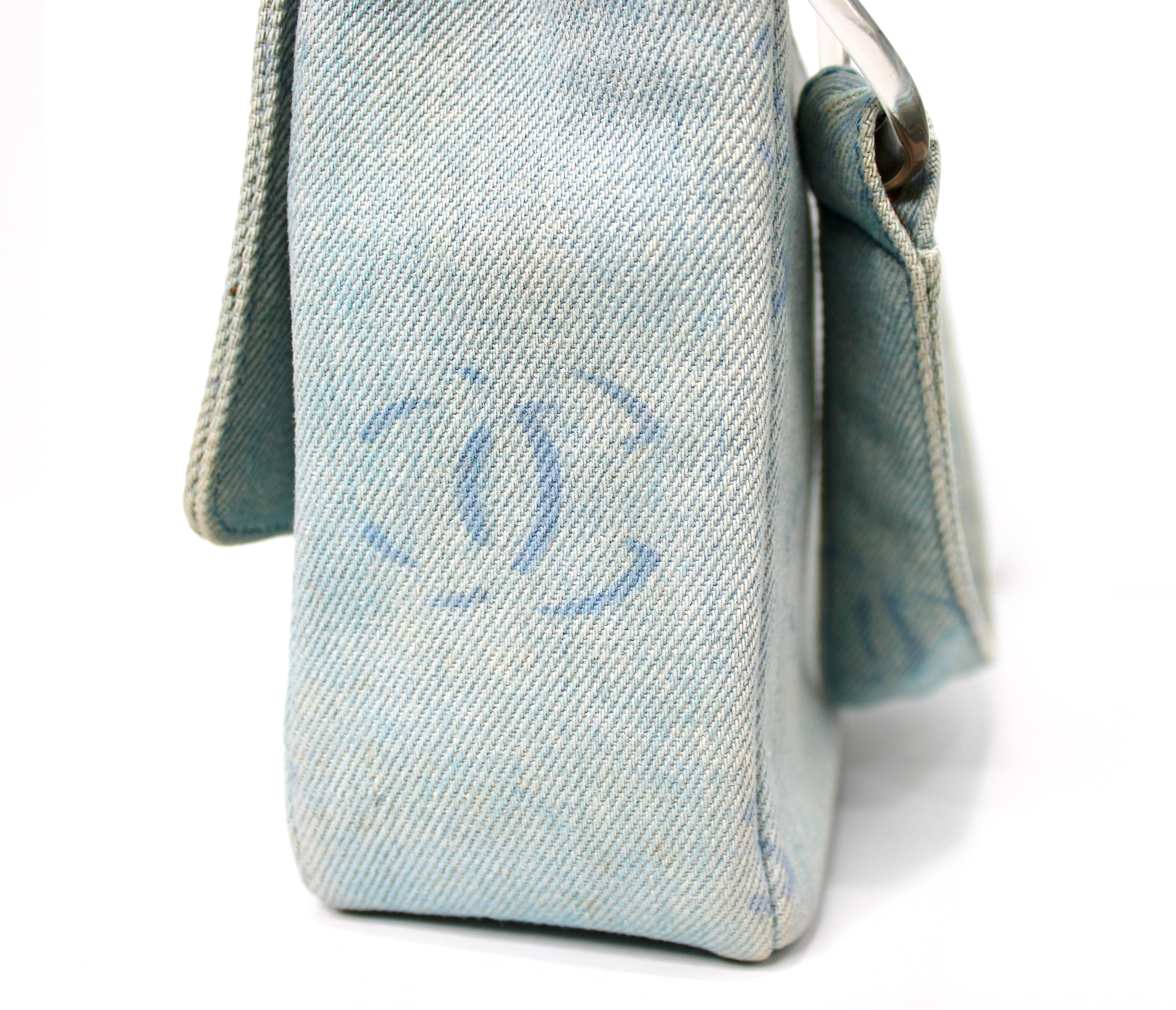 Chanel Light Wash Denim Interlocking CC Printed Flap Bag circa Y2K Bon état - En vente à Scottsdale, AZ
