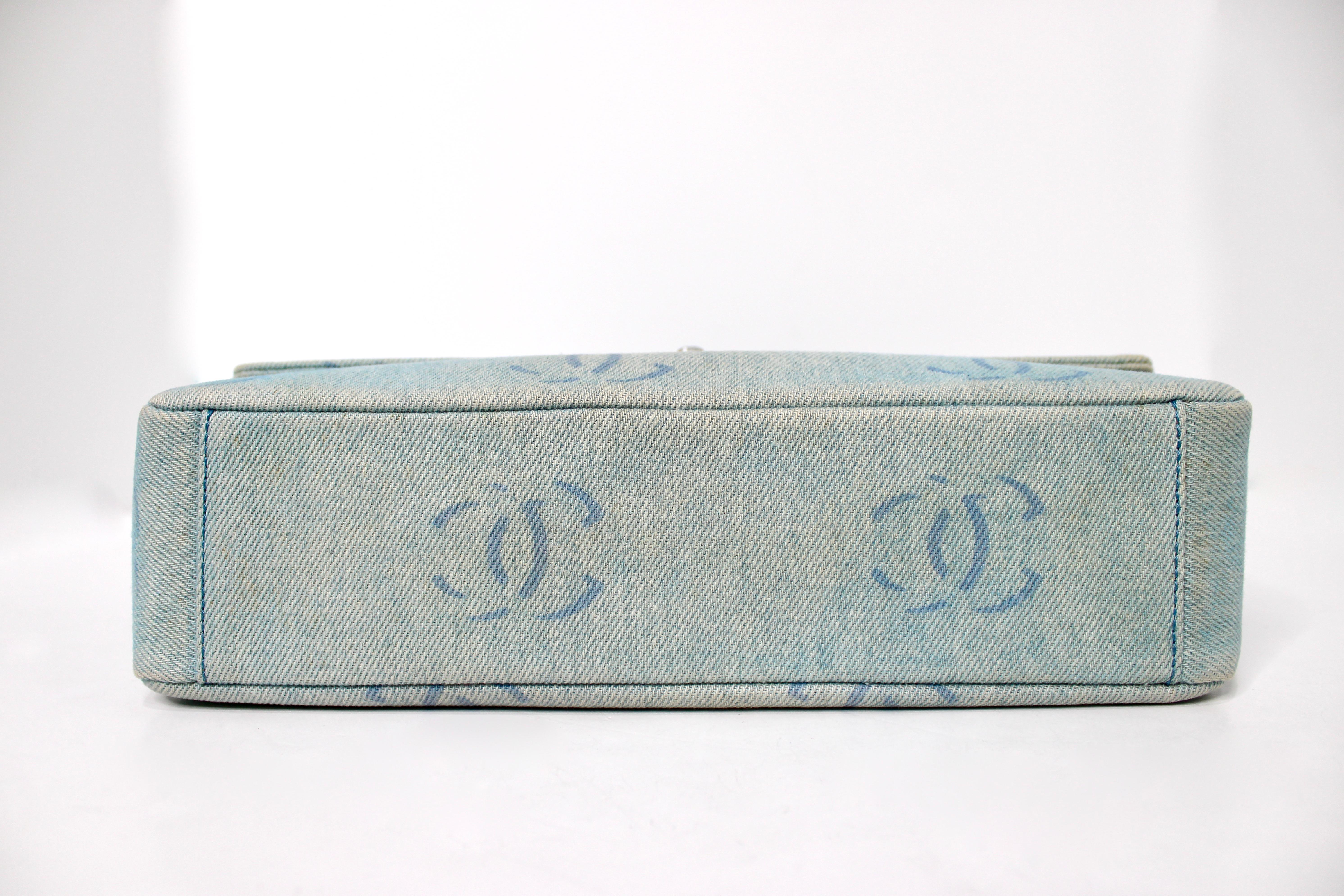 Chanel Light Wash Denim Interlocking CC Printed Flap Bag circa Y2K en vente 2