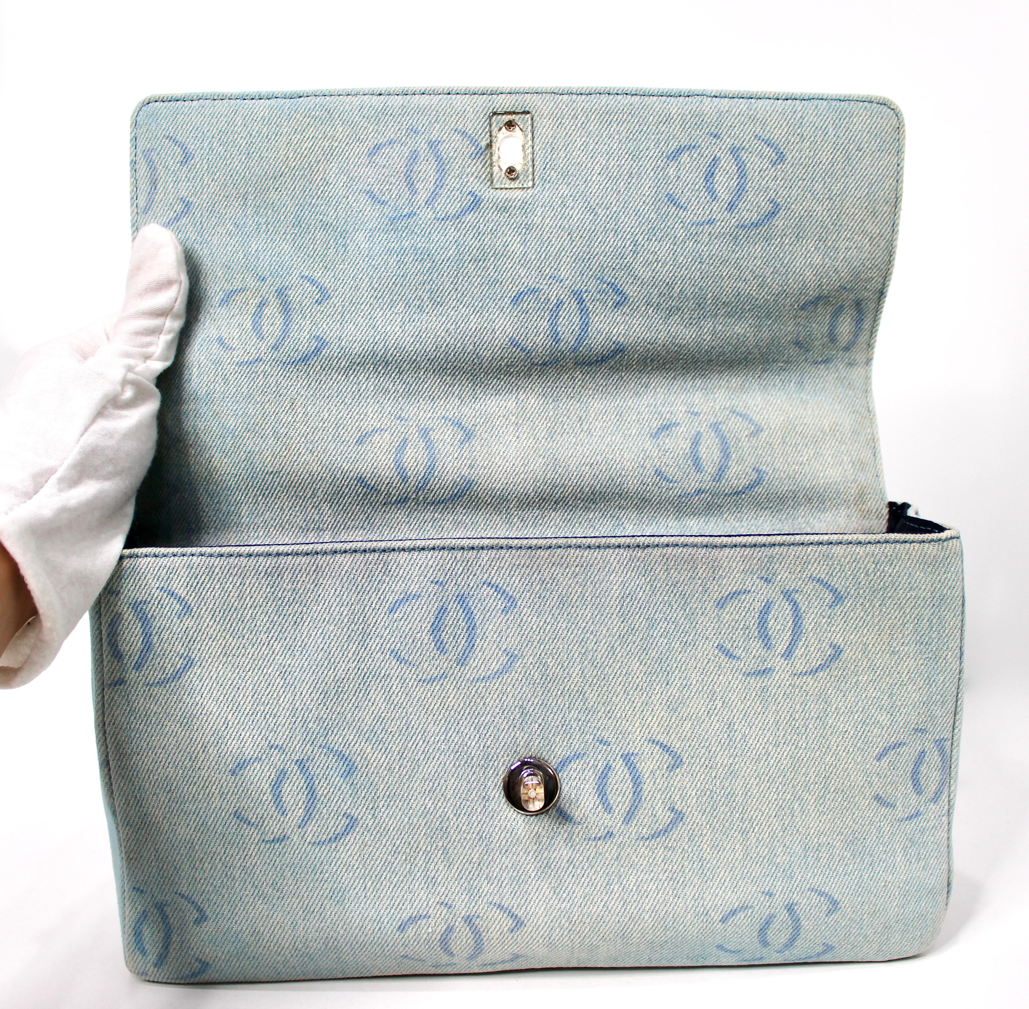 Chanel Light Wash Denim Interlocking CC Printed Flap Bag circa Y2K en vente 4