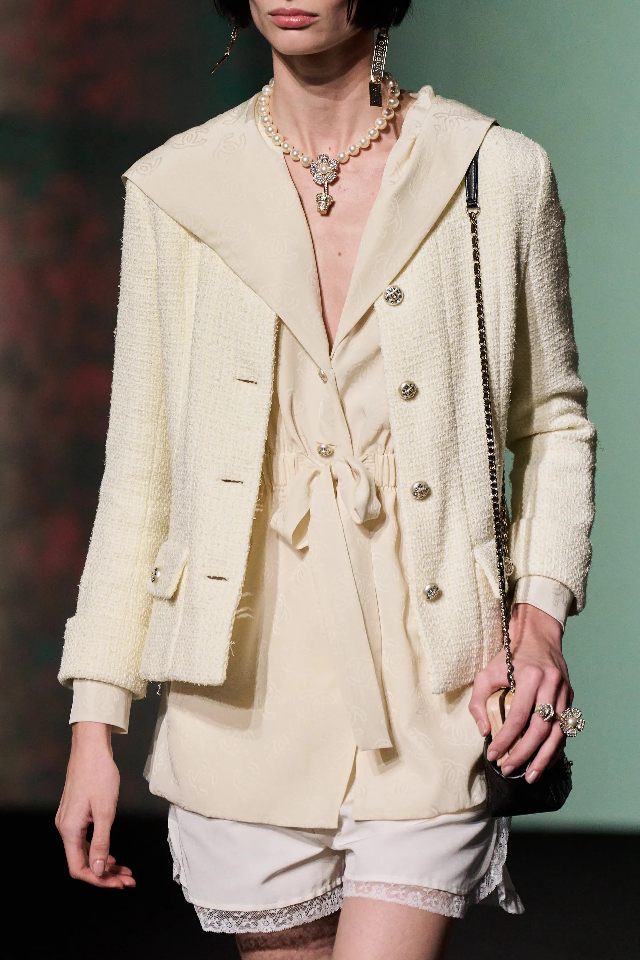 CHANEL light yellow 23S COLLARLESS TWEED Coat Jacket 46 fits L For Sale 6