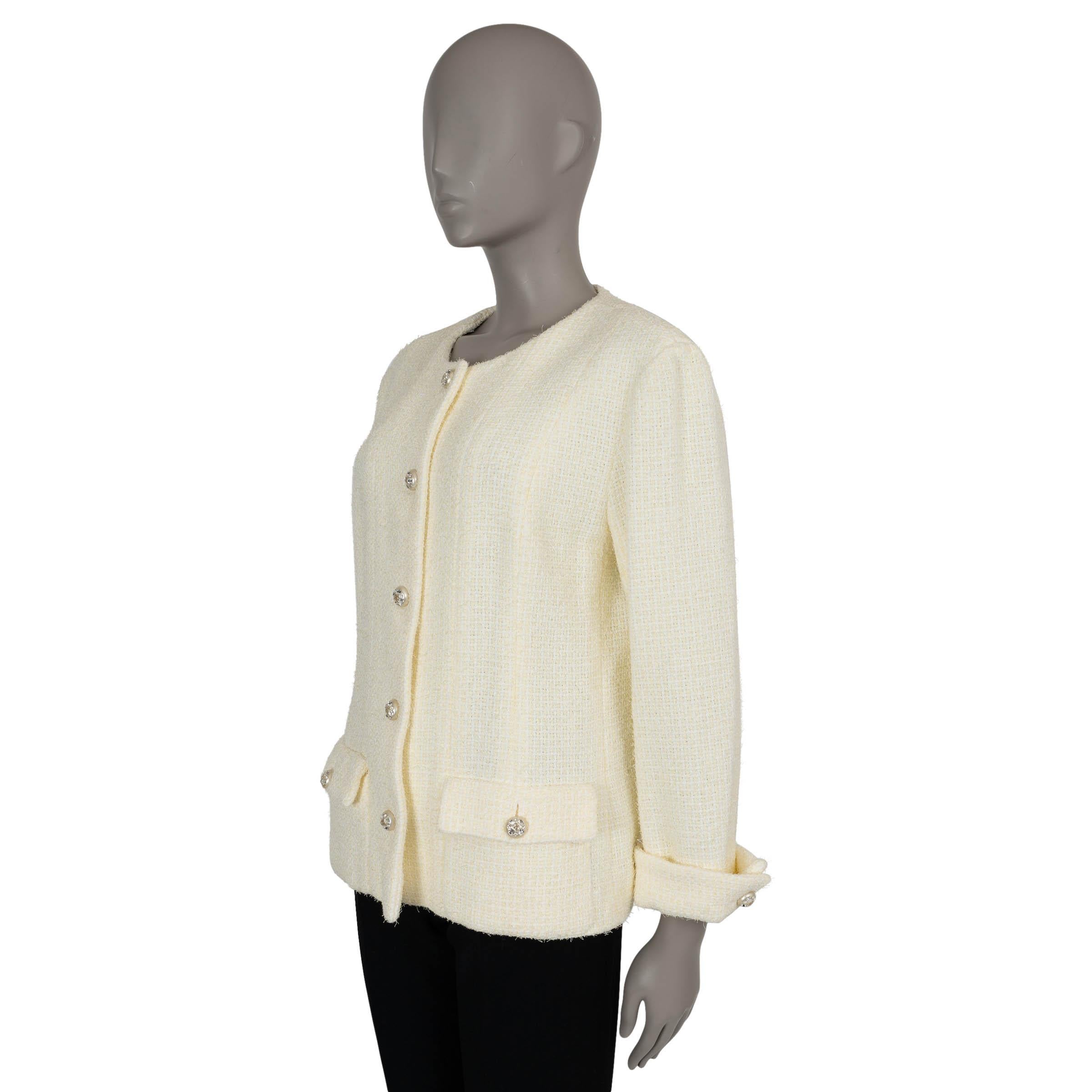 This 100% authentic Chanel jacket in yellow and light yellow tweed cotton (62%) and polyamide (38%) is a refined statement piece, blending timeless elegance with modern charm. Designed with a collarless, boxy silhouette and 7/8 sleeves, it features