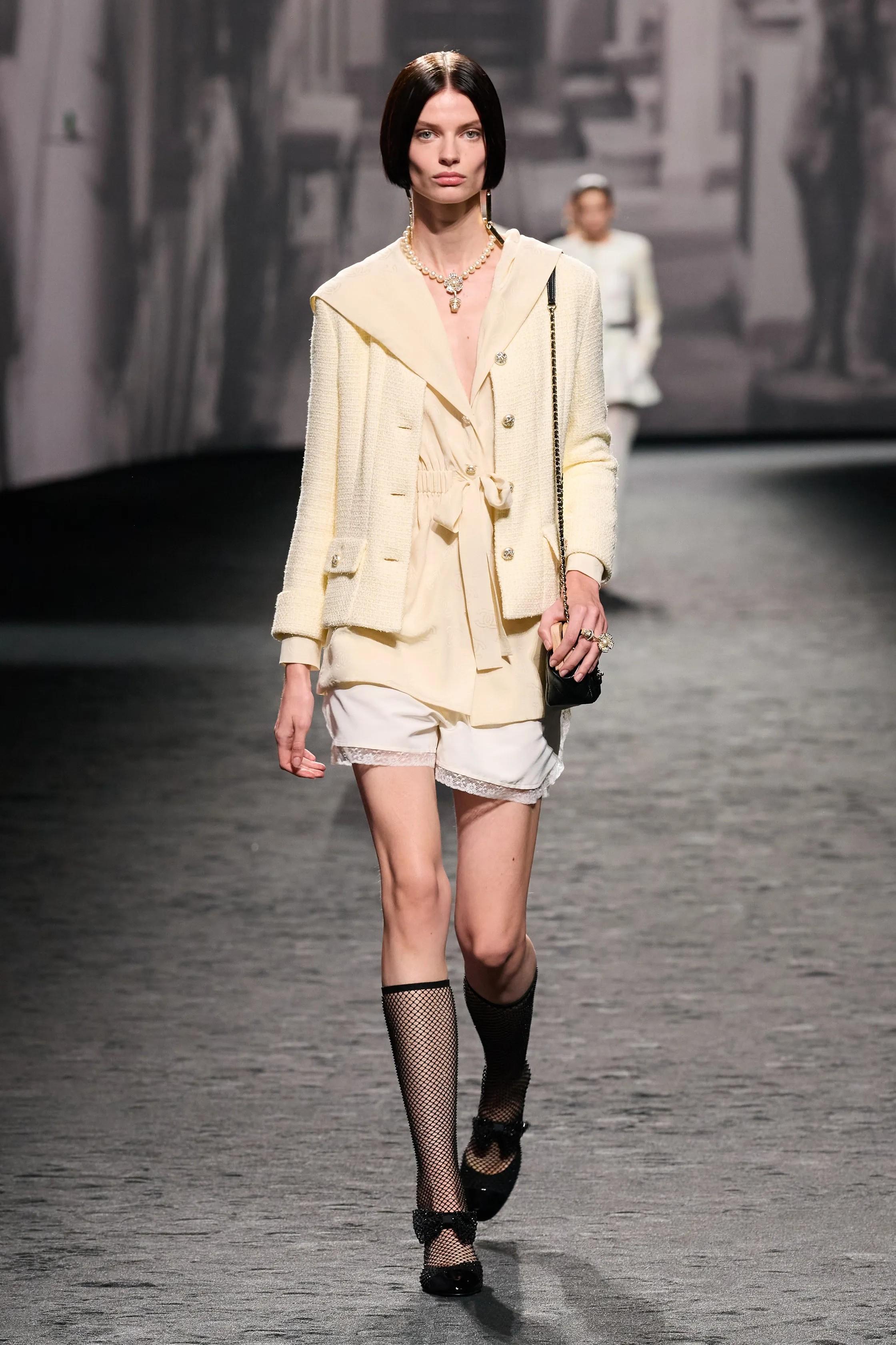 CHANEL light yellow 23S COLLARLESS TWEED Coat Jacket 46 fits L For Sale 5